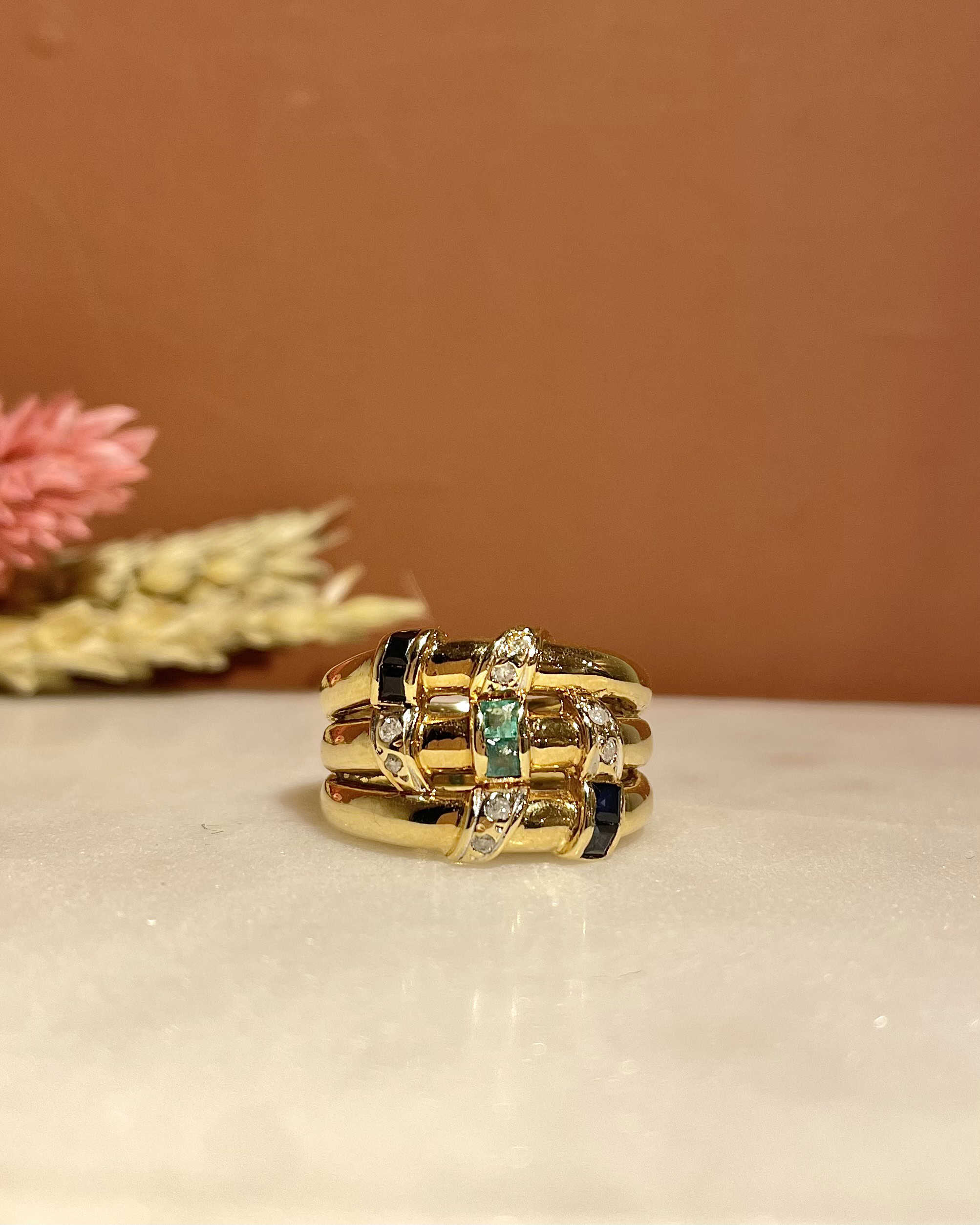 Bague Jonc Saphirs, Émeraudes & Diamants "Lucilia"