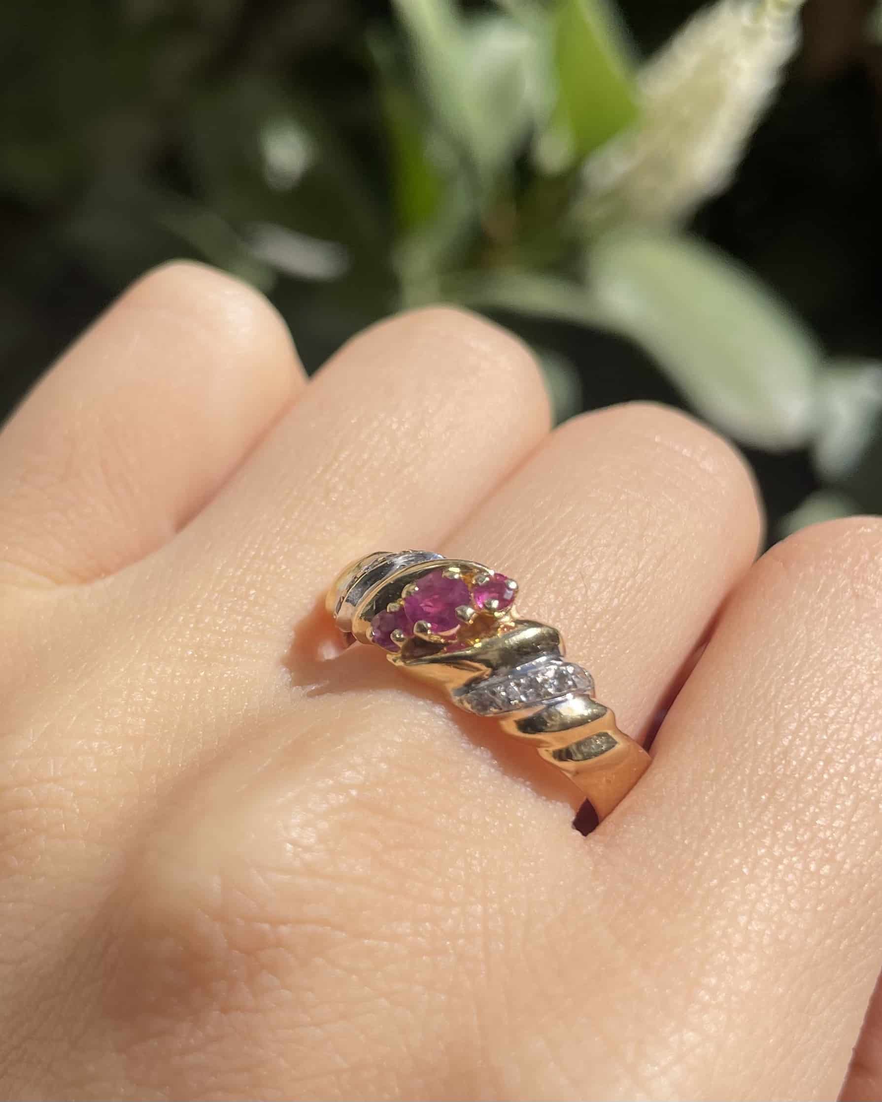 Anillo brazalete "Ylona" con tres diamantes y rubíes en oro