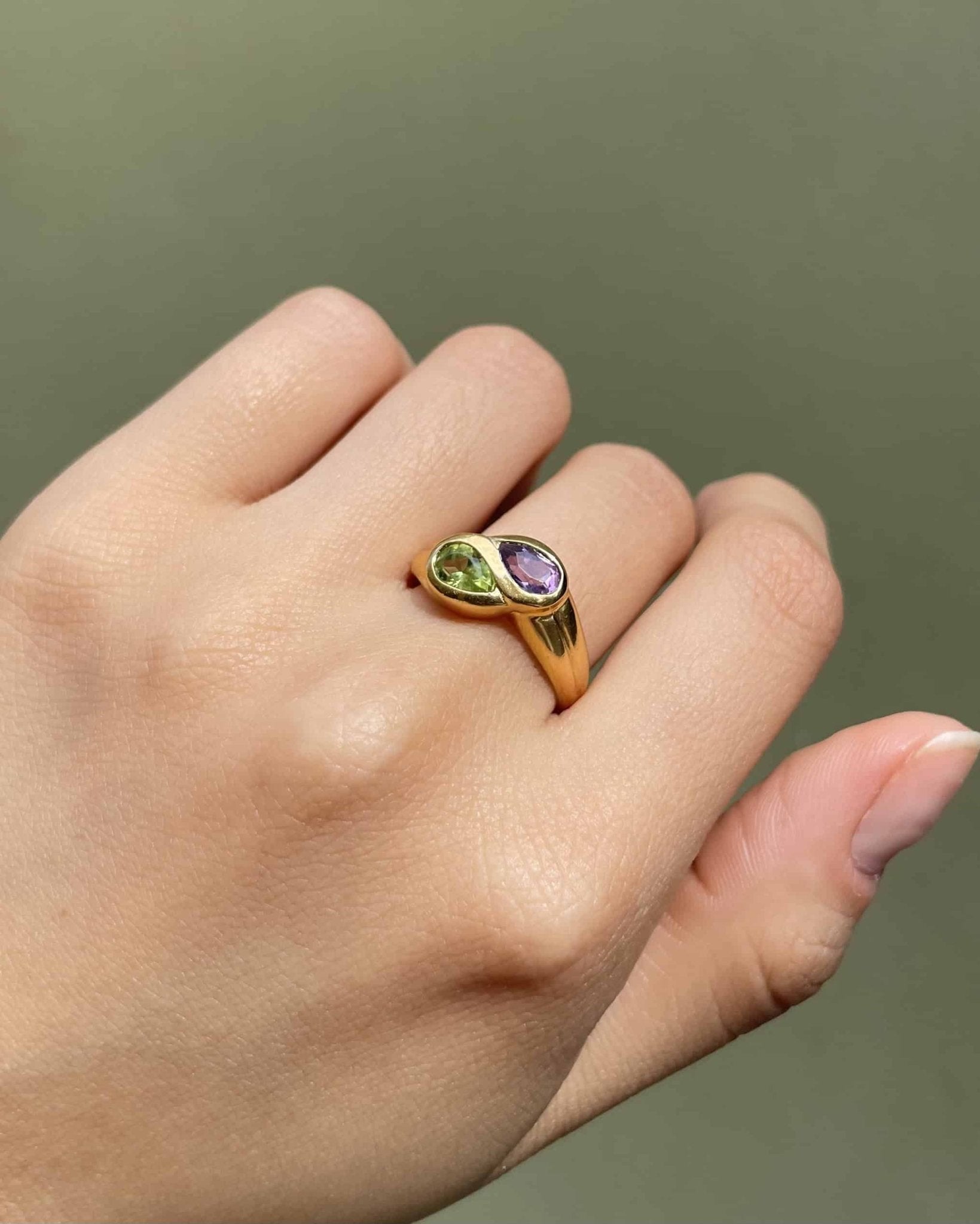 Bague Jonc Toi & Moi Peridot & Amethyste "Violette" - Elliade Paris