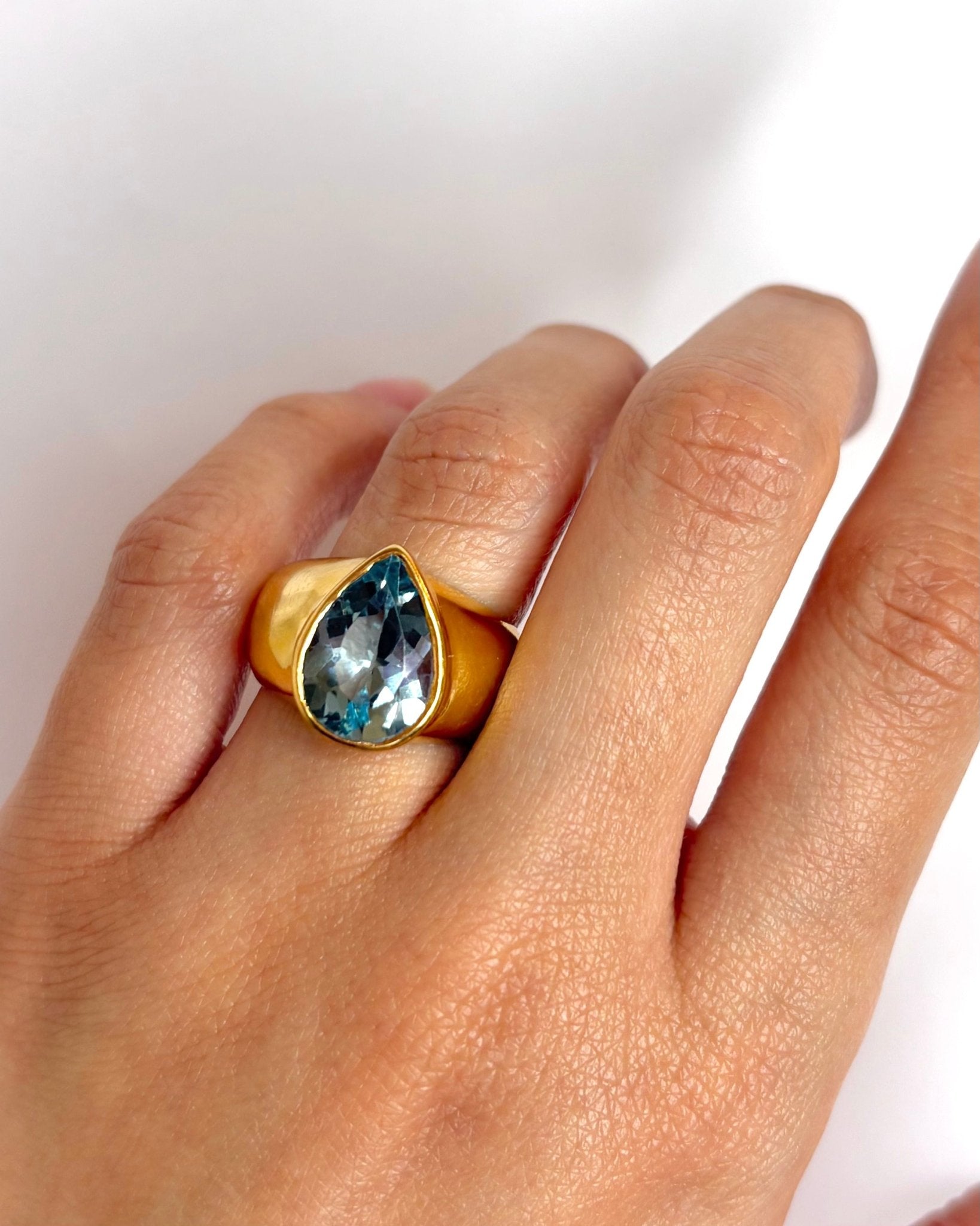 Bague Jonc Topaze 6.12 carats & Or Jaune 6,57g "Syma" - Elliade Paris