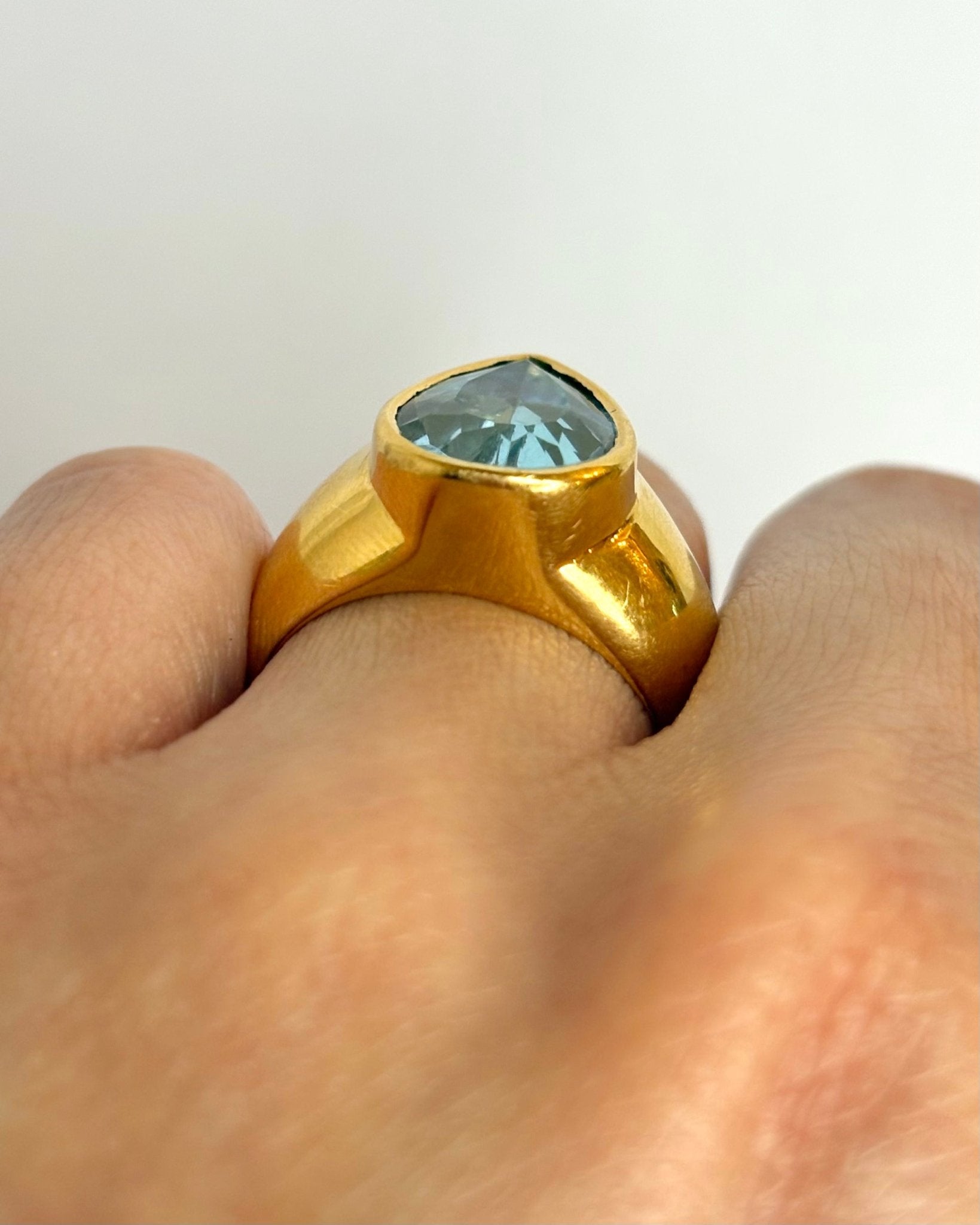 Bague Jonc Topaze 6.12 carats & Or Jaune 6,57g "Syma" - Elliade Paris