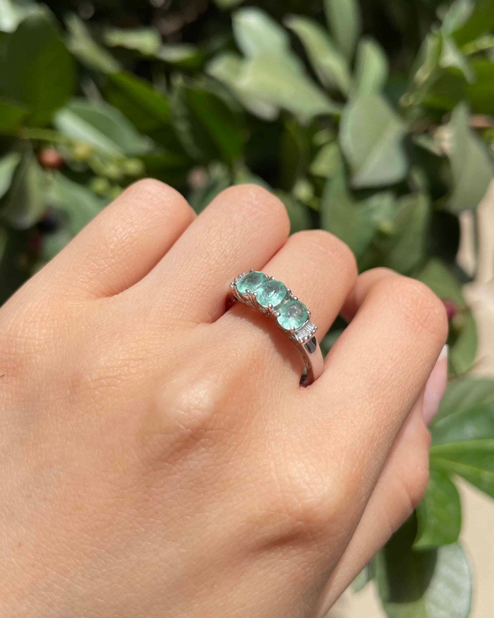 Bague Jonc Trilogie Émeraudes & Diamants "Maé" - Elliade Paris