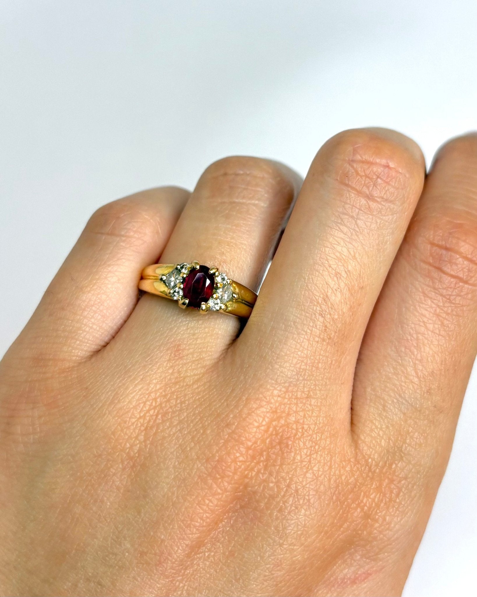 Bague Jonc Trilogie Rubis 0.50 carat & Diamants "Maya" - Elliade Paris