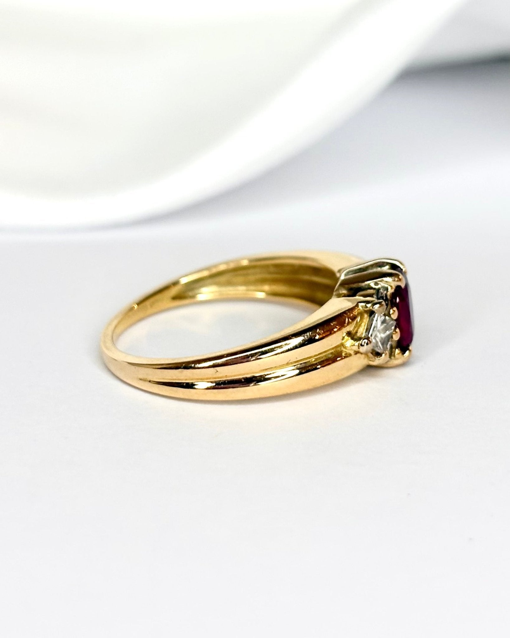 Bague Jonc Trilogie Rubis 0.50 carat & Diamants "Maya" - Elliade Paris