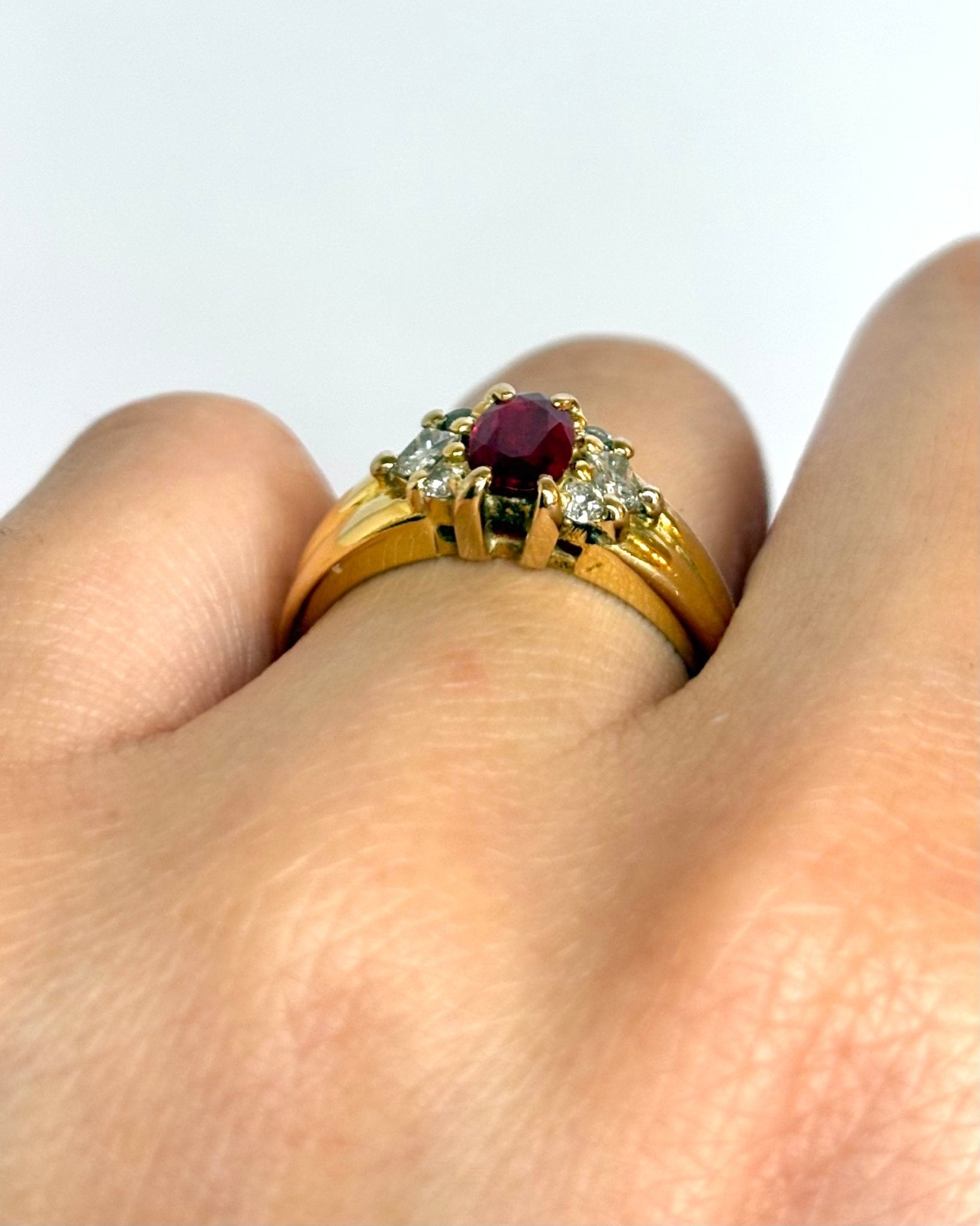 Bague Jonc Trilogie Rubis 0.50 carat & Diamants "Maya" - Elliade Paris