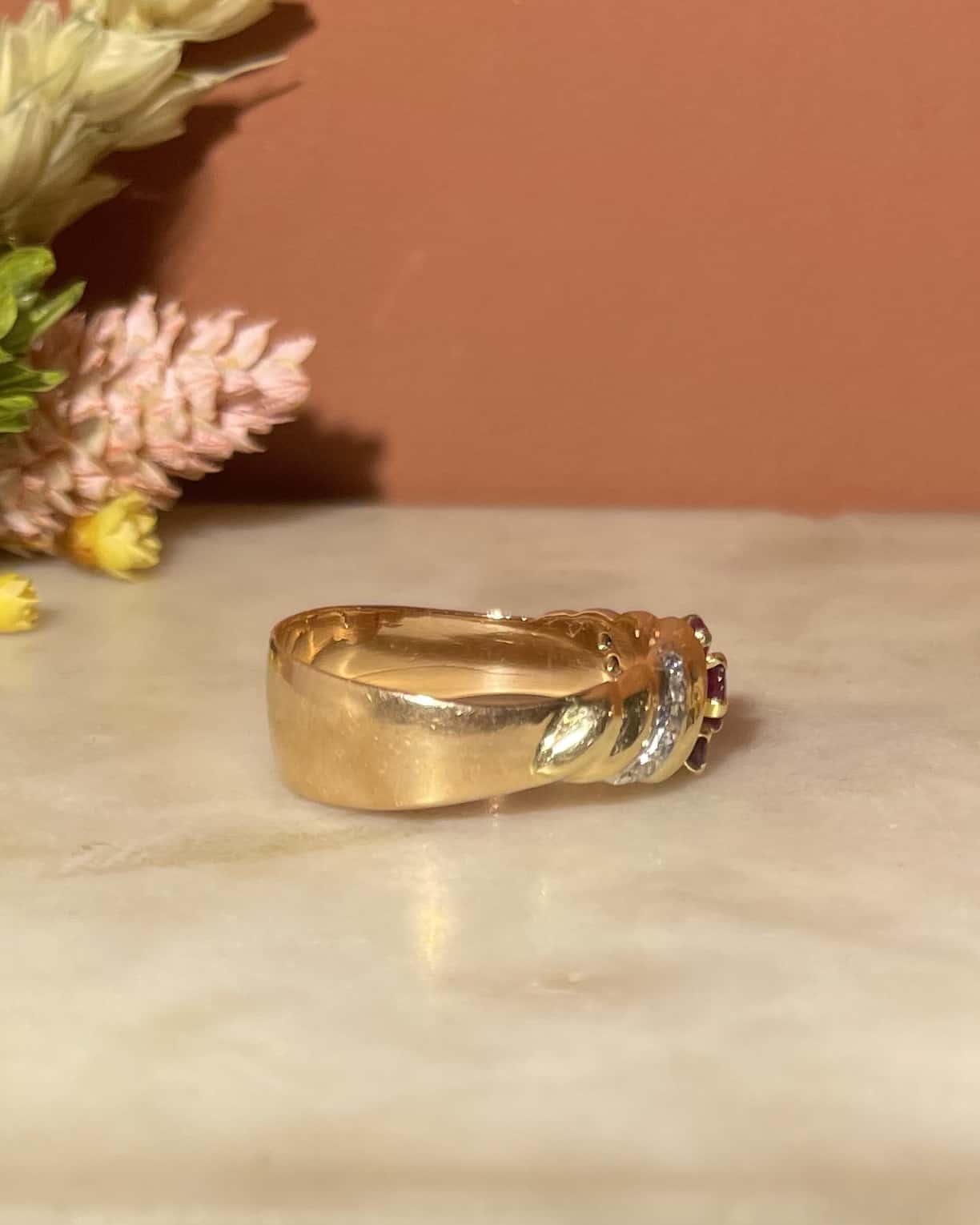Anillo brazalete "Ylona" con tres diamantes y rubíes en oro