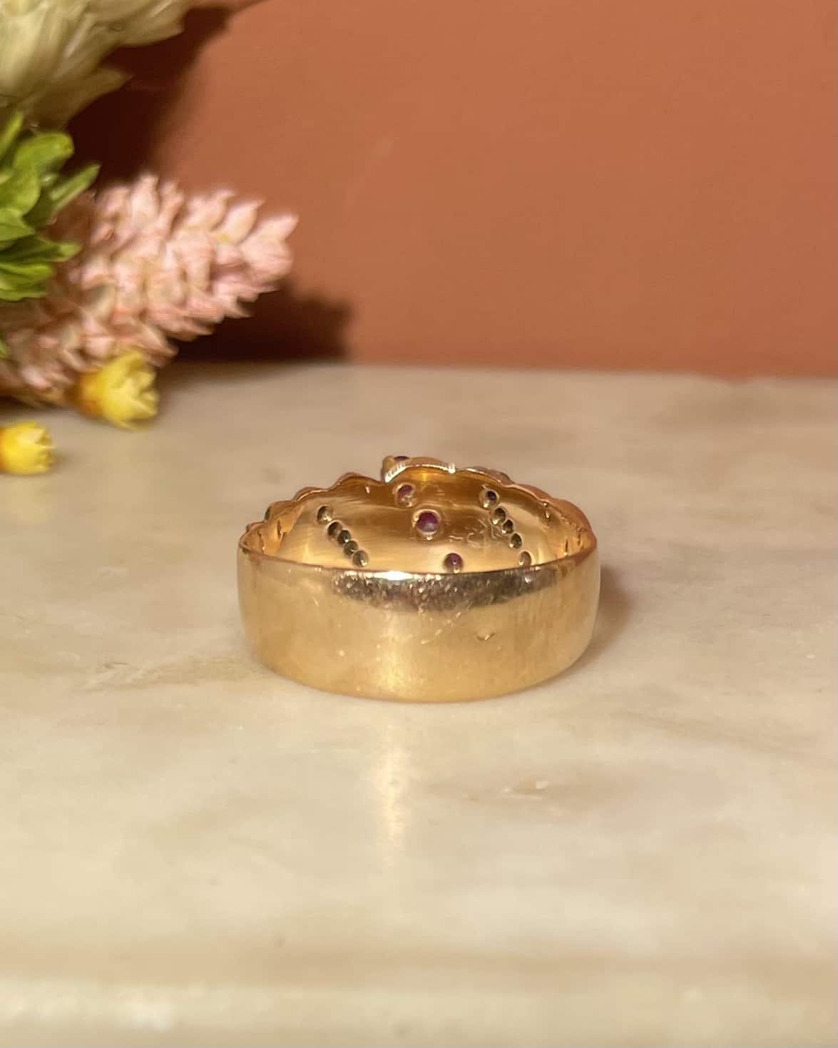Anillo brazalete "Ylona" con tres diamantes y rubíes en oro
