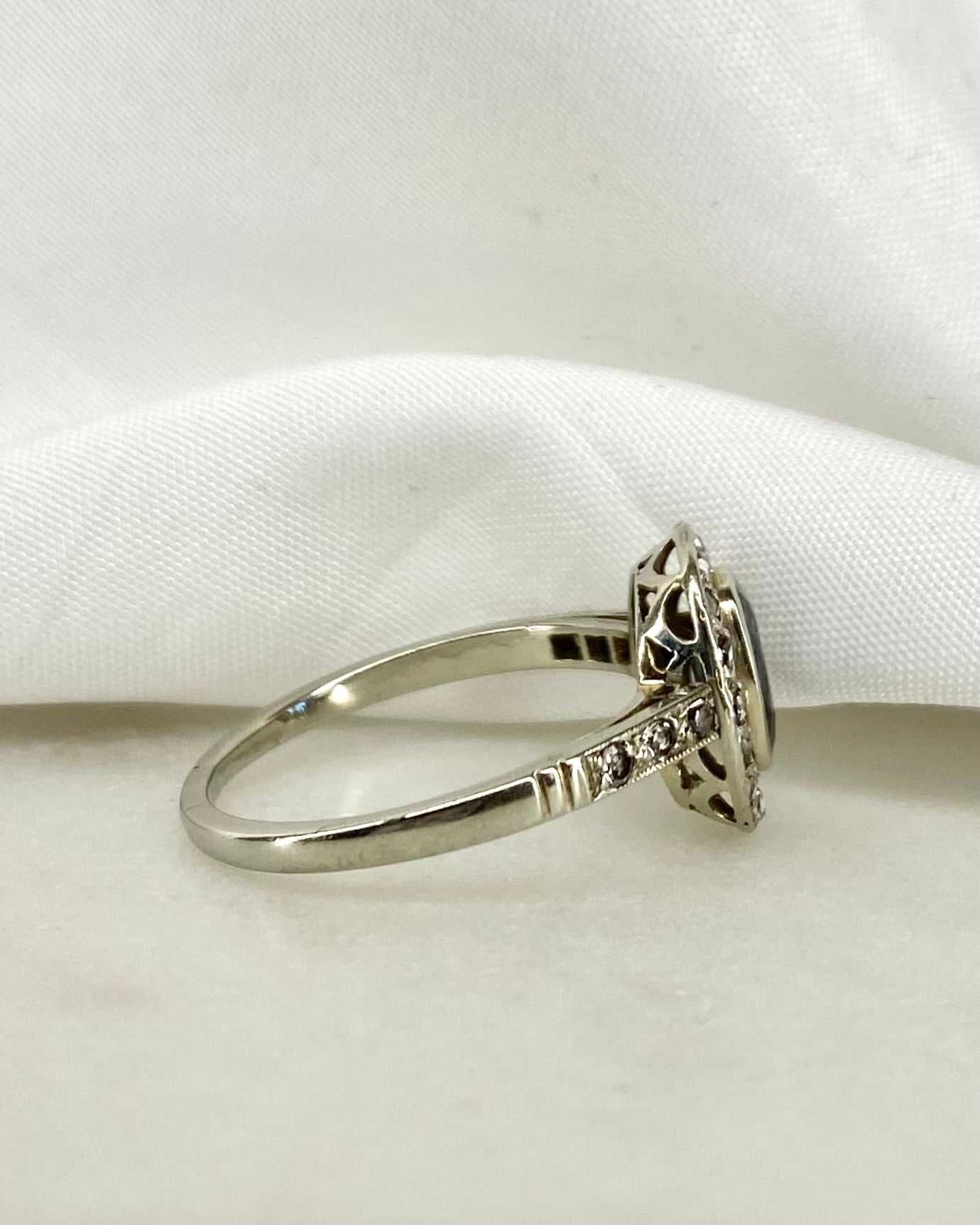 Bague Maguerite Art Déco Saphir 0.93 carat & 22 Diamants "Floriane" - Elliade Paris