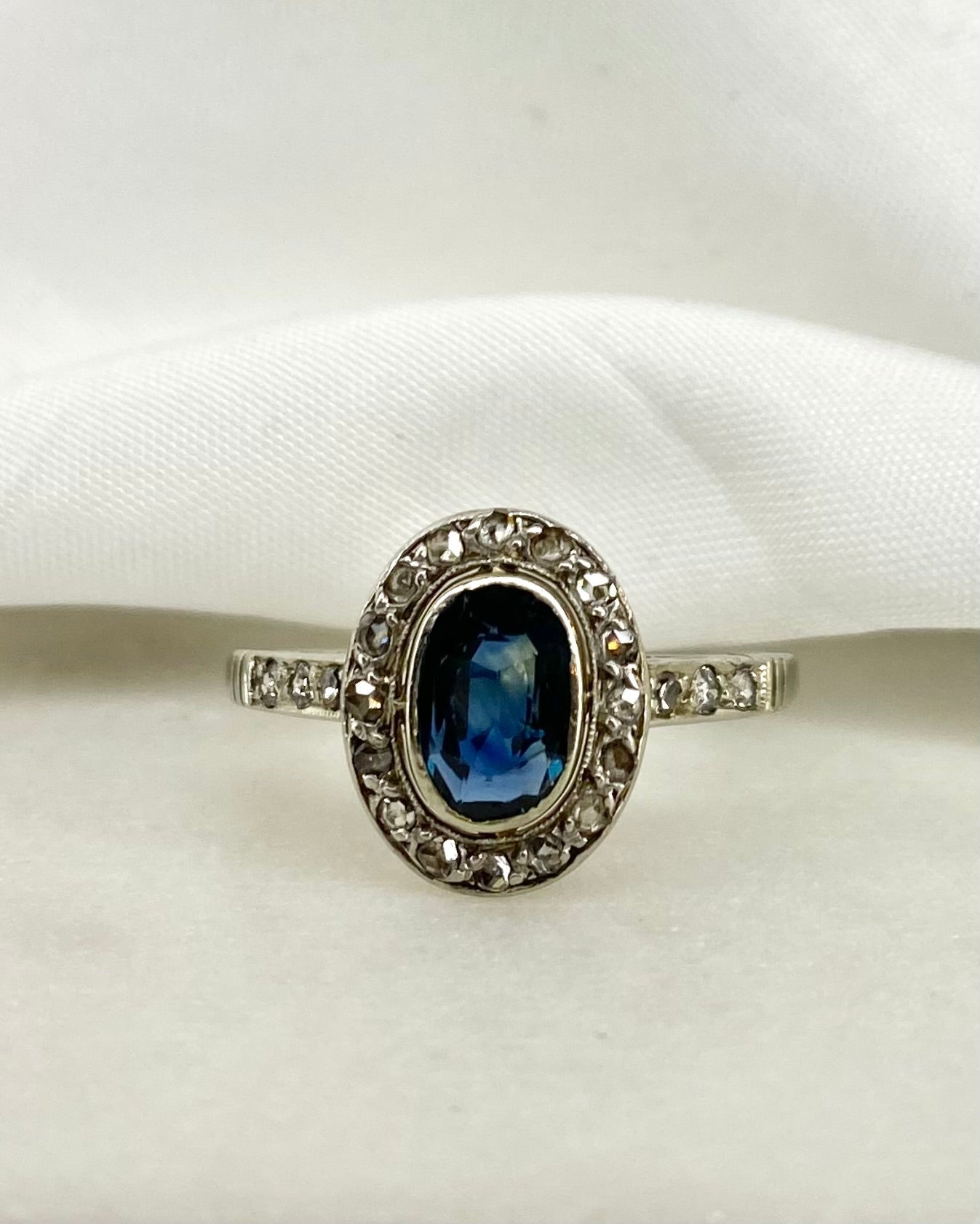 Bague Maguerite Art Déco Saphir 0.93 carat & 22 Diamants "Floriane" - Elliade Paris