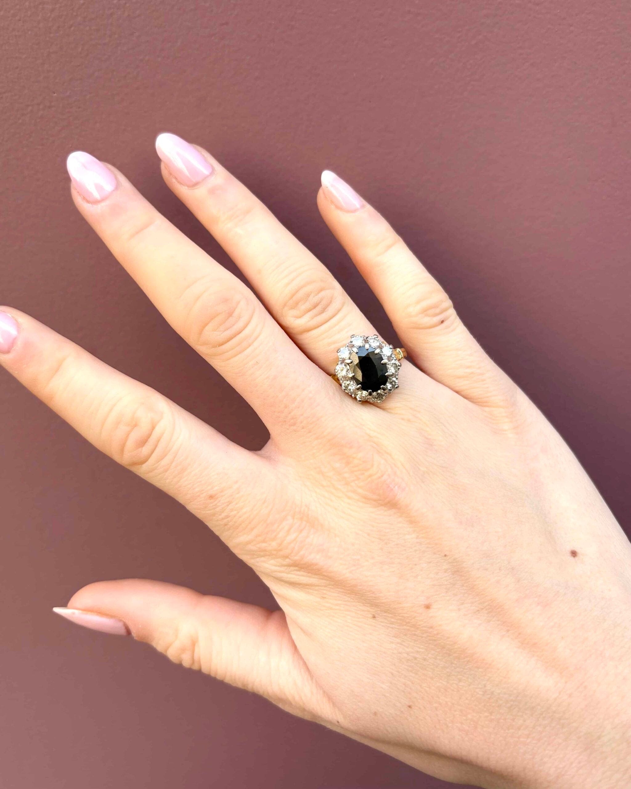 Anillo Lennon con zafiro de 4,15 quilates y diamante de 1,50 quilates en forma de margarita