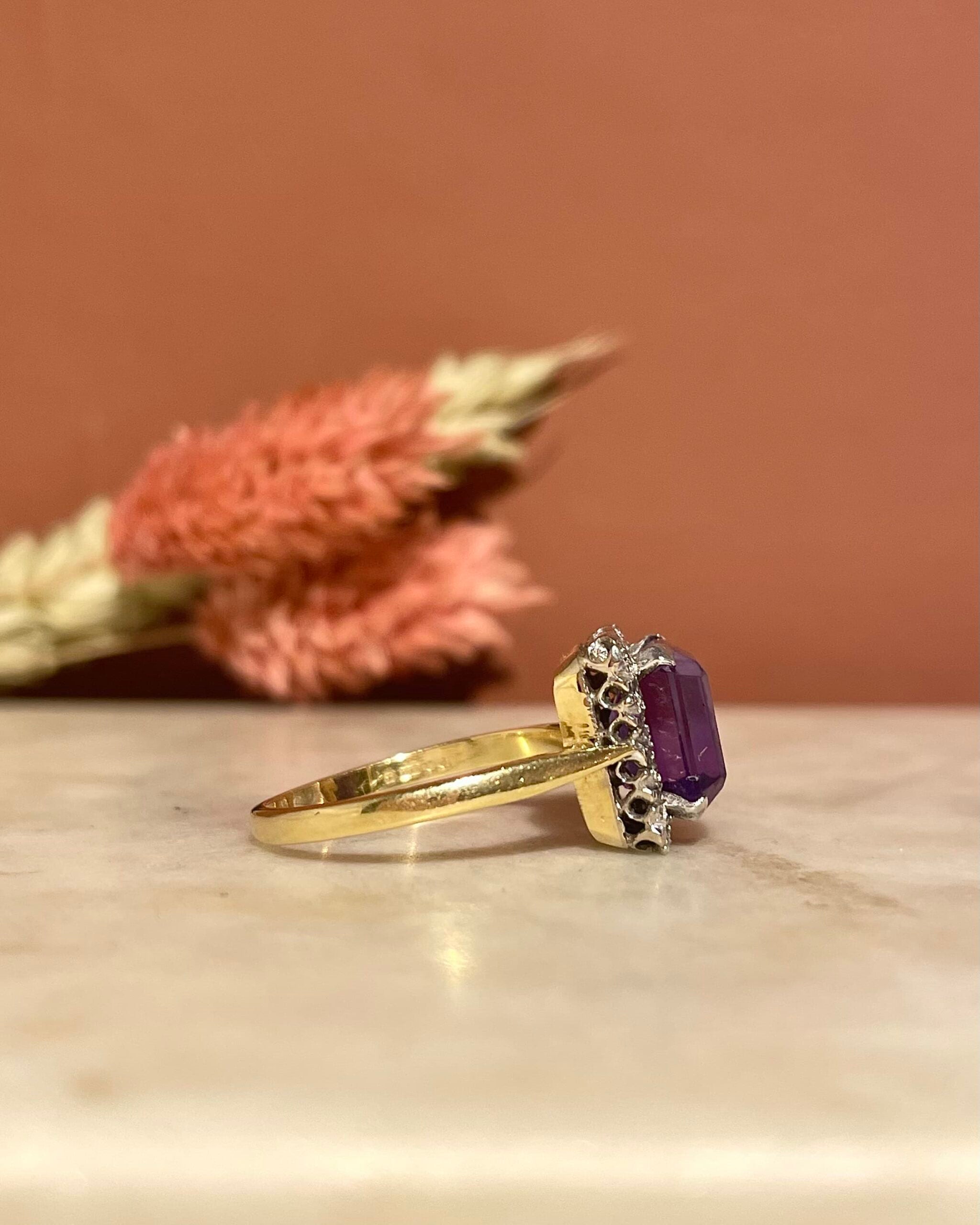 Anillo "Adriana" de margarita con amatista y diamantes de 2,35 quilates