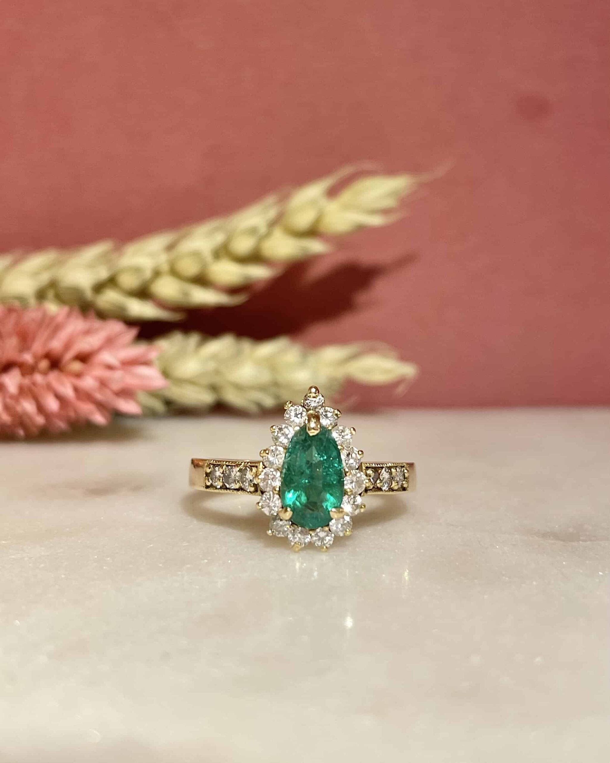 Bague Marguerite Émeraude 0.68 carat & Diamants "Nelia" - Elliade Paris