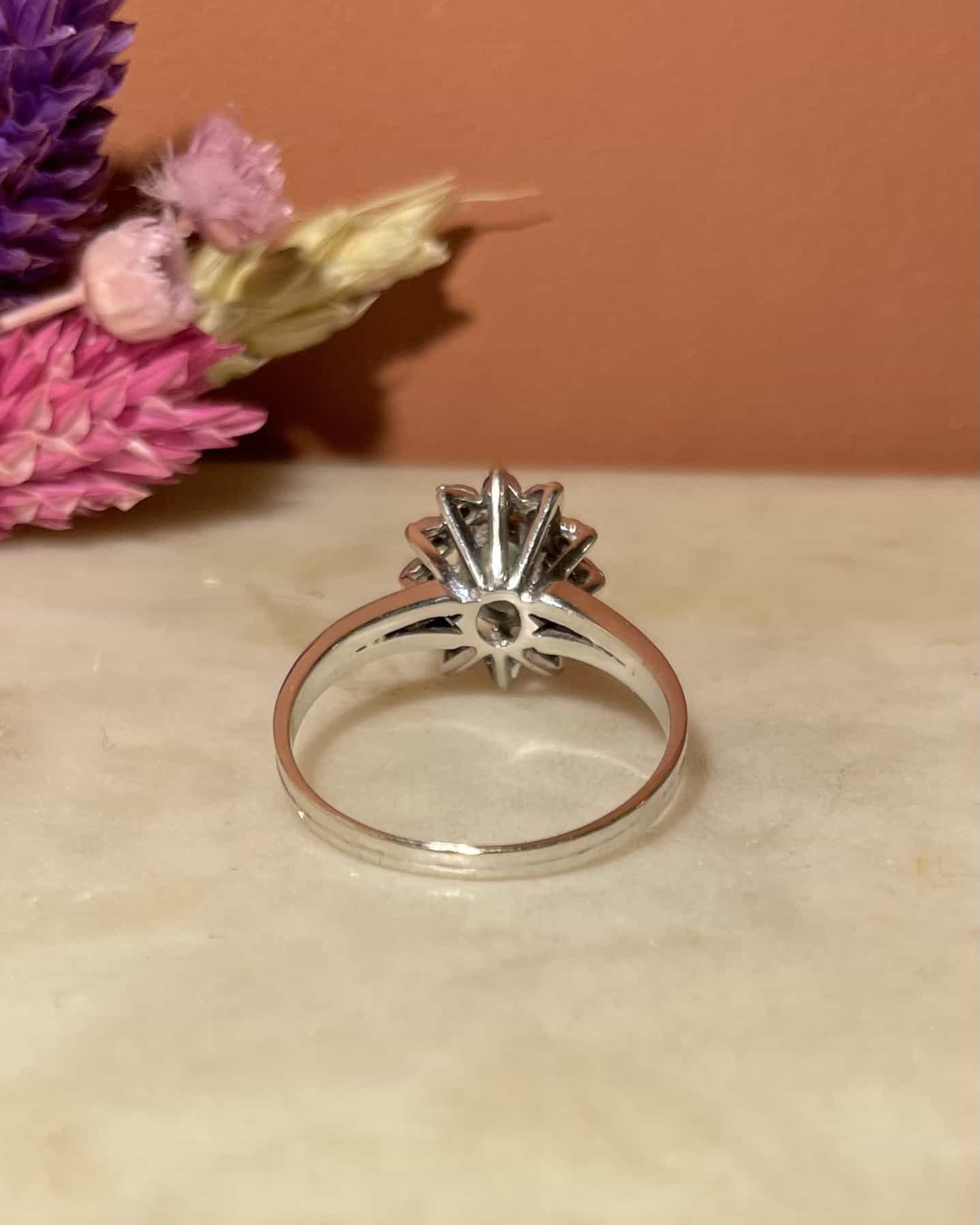 Anillo de margarita esmeralda de 0,60 quilates y 12 diamantes "Azalea"