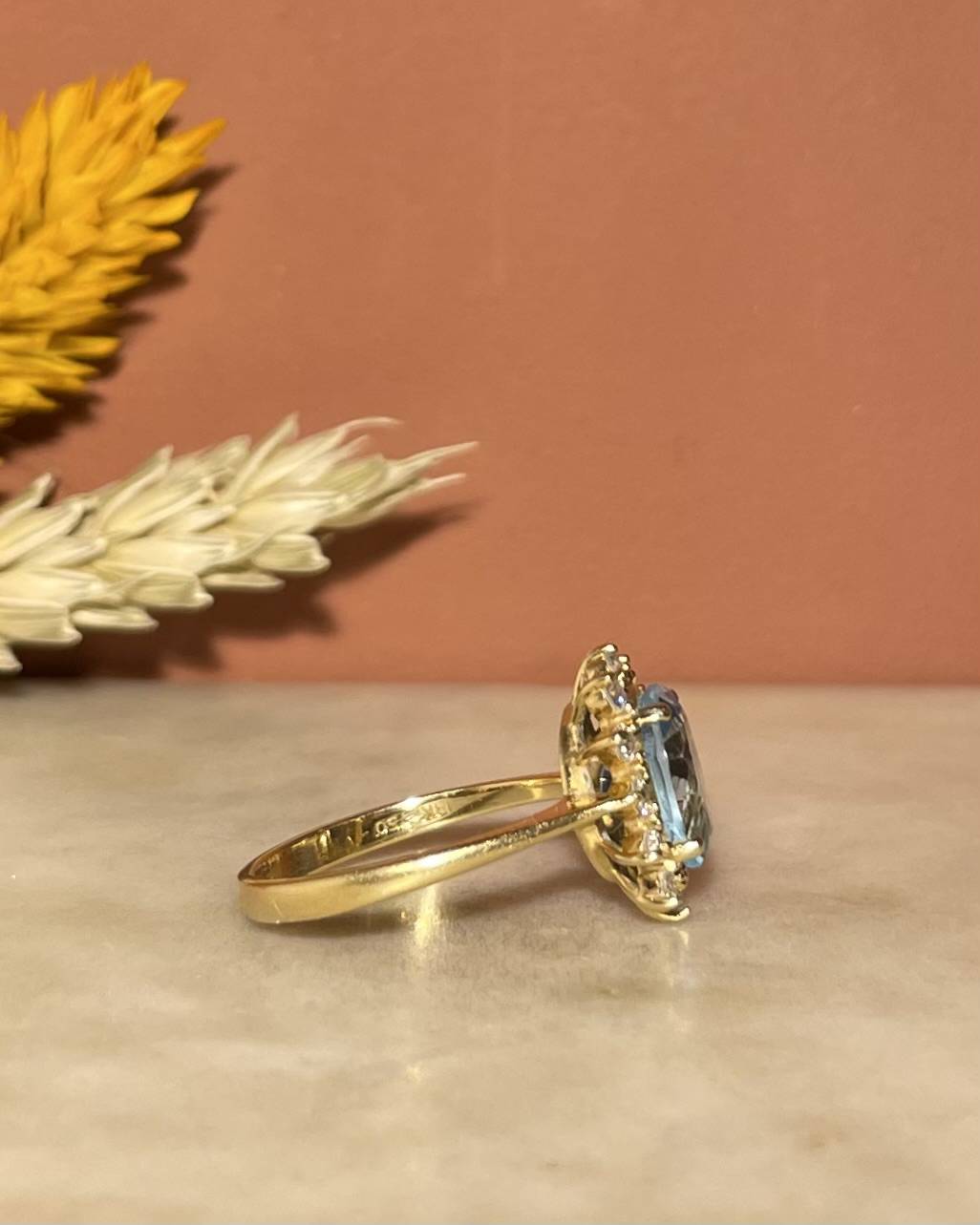 Anillo "Celestia" con margaritas de topacio y diamantes de 2,30 quilates