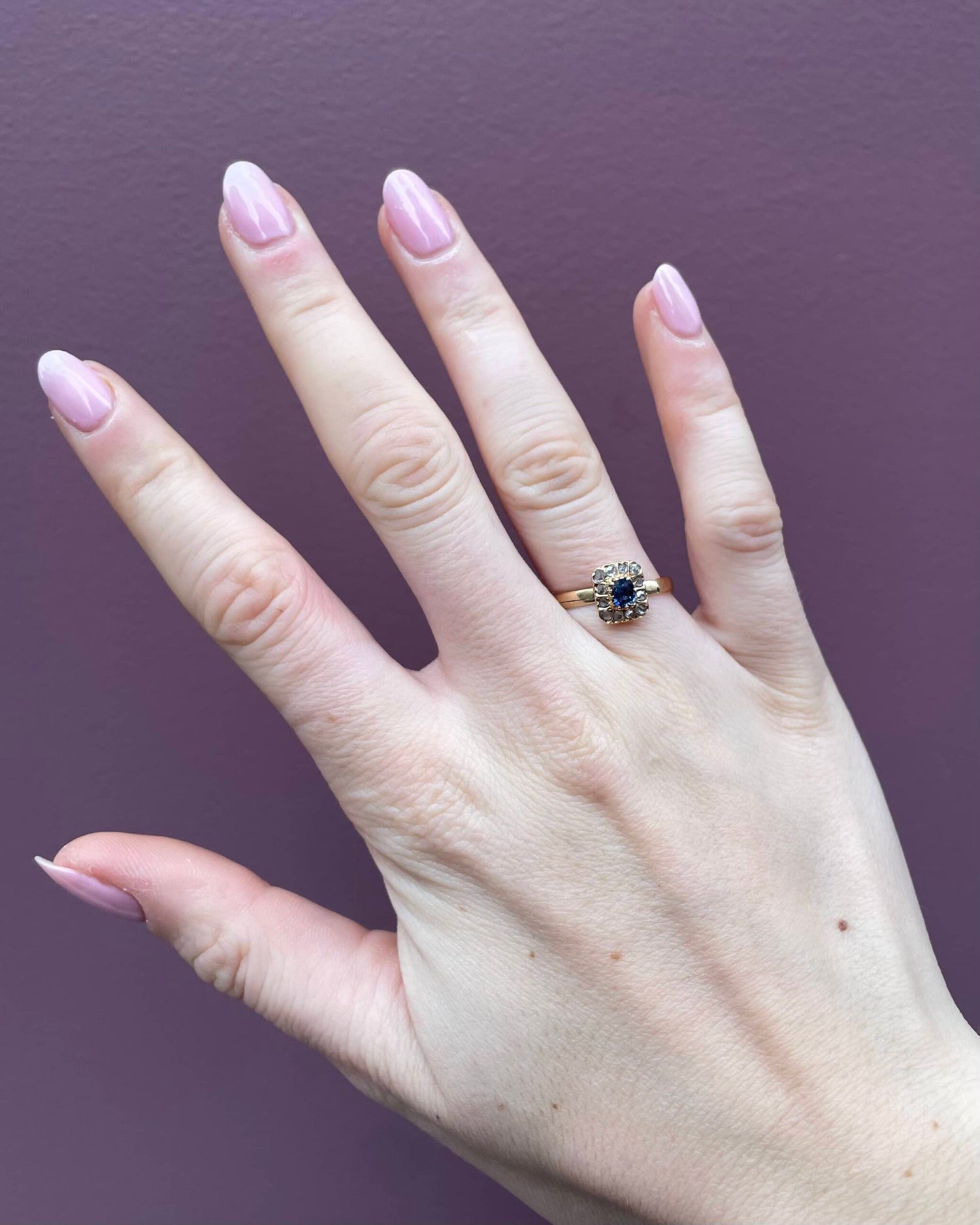 Anillo Art Déco de zafiro y diamantes con margaritas "Laurine"