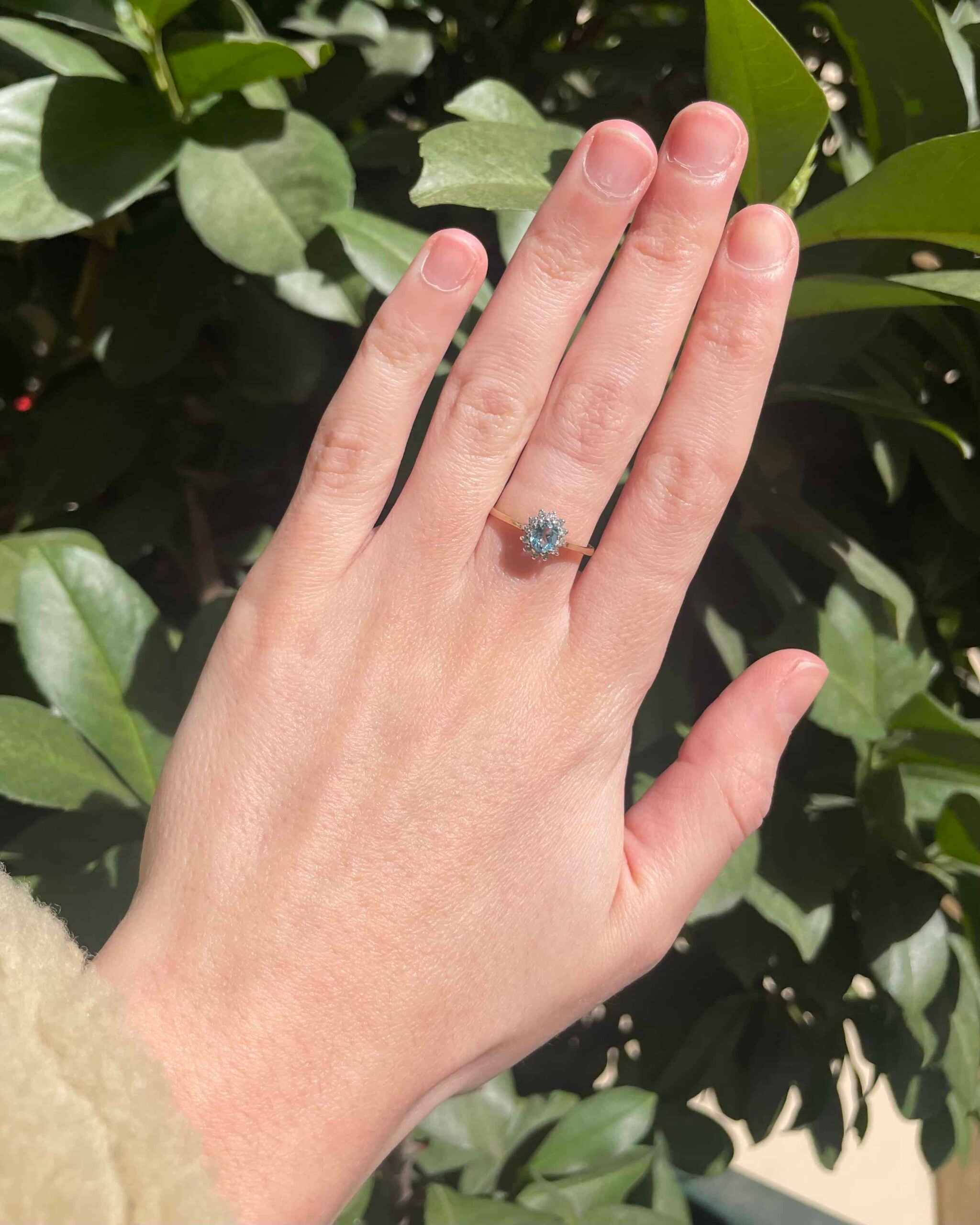 Anillo de margaritas con topacio y diamantes "Tess"