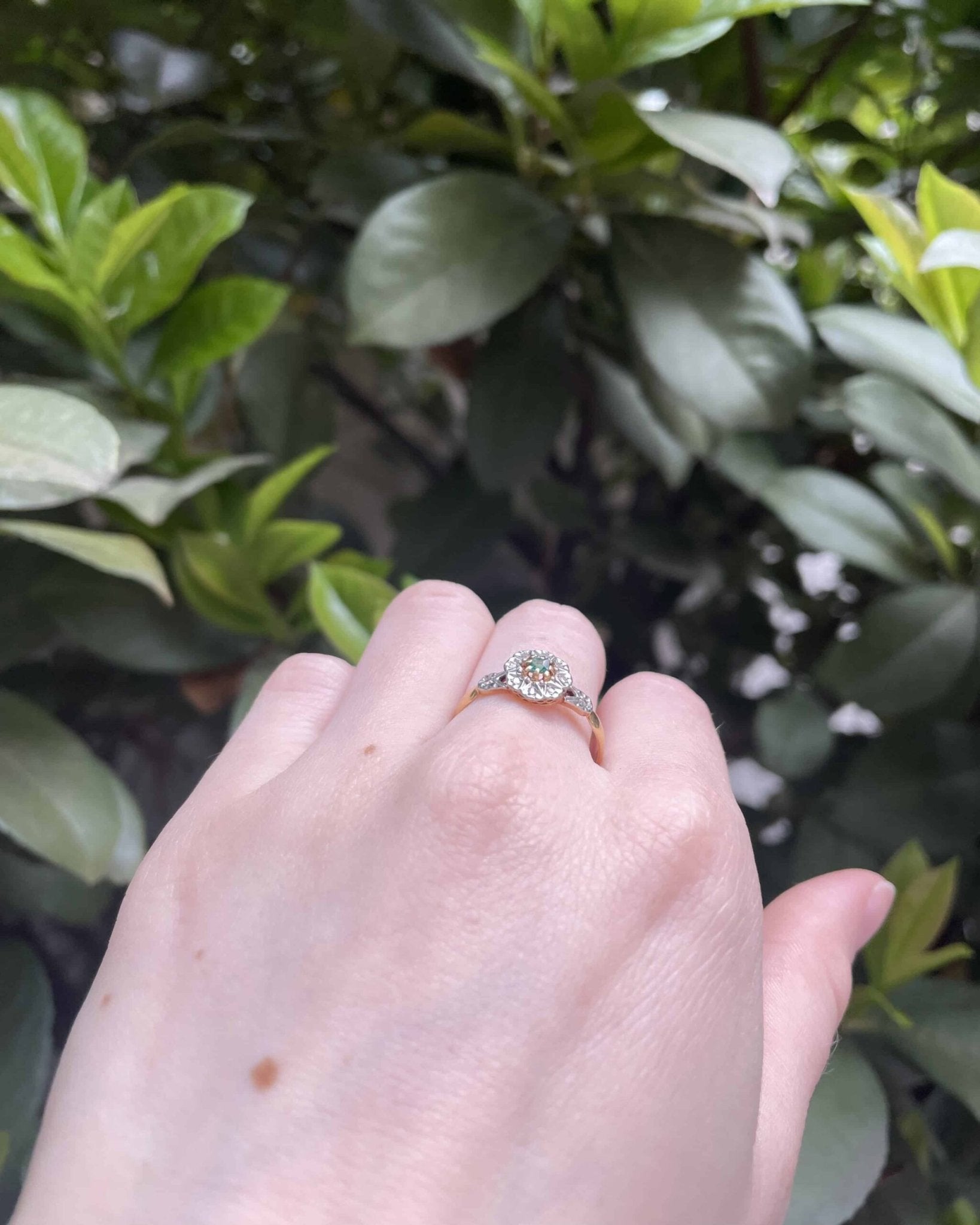 Bague Marguerite Art - Déco Émeraude 0.10 Carat & Diamants "Augustine" - Elliade Paris