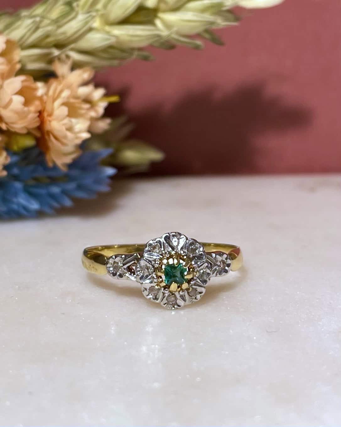 Bague Marguerite Art - Déco Émeraude 0.10 Carat & Diamants "Augustine" - Elliade Paris