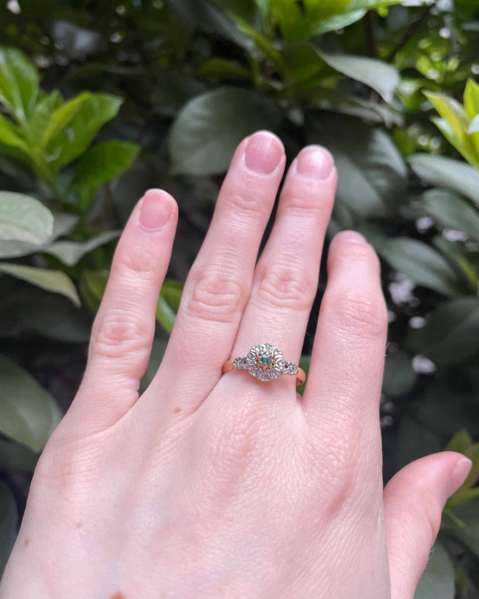 Bague Marguerite Art - Déco Émeraude 0.10 Carat & Diamants "Augustine" - Elliade Paris