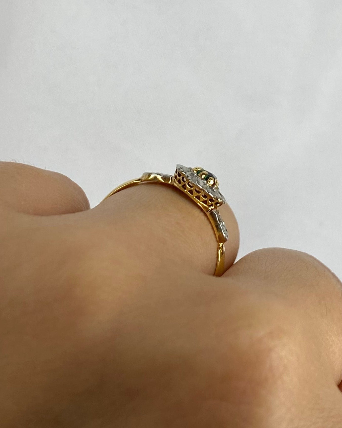 Bague Marguerite Art - Déco Émeraude 0.10 ct & 10 Diamants "Augustine" - Elliade Paris