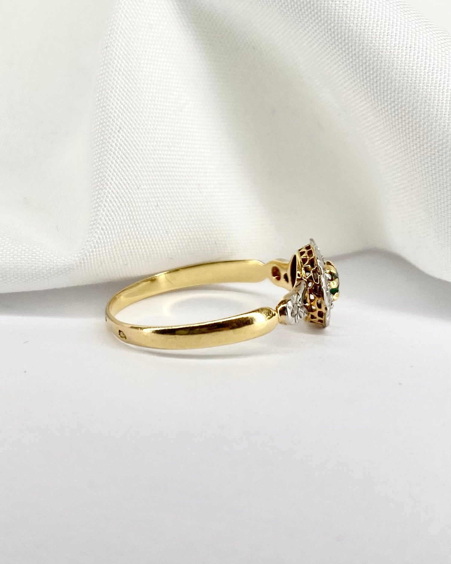 Bague Marguerite Art - Déco Émeraude 0.10 ct & 10 Diamants "Augustine" - Elliade Paris