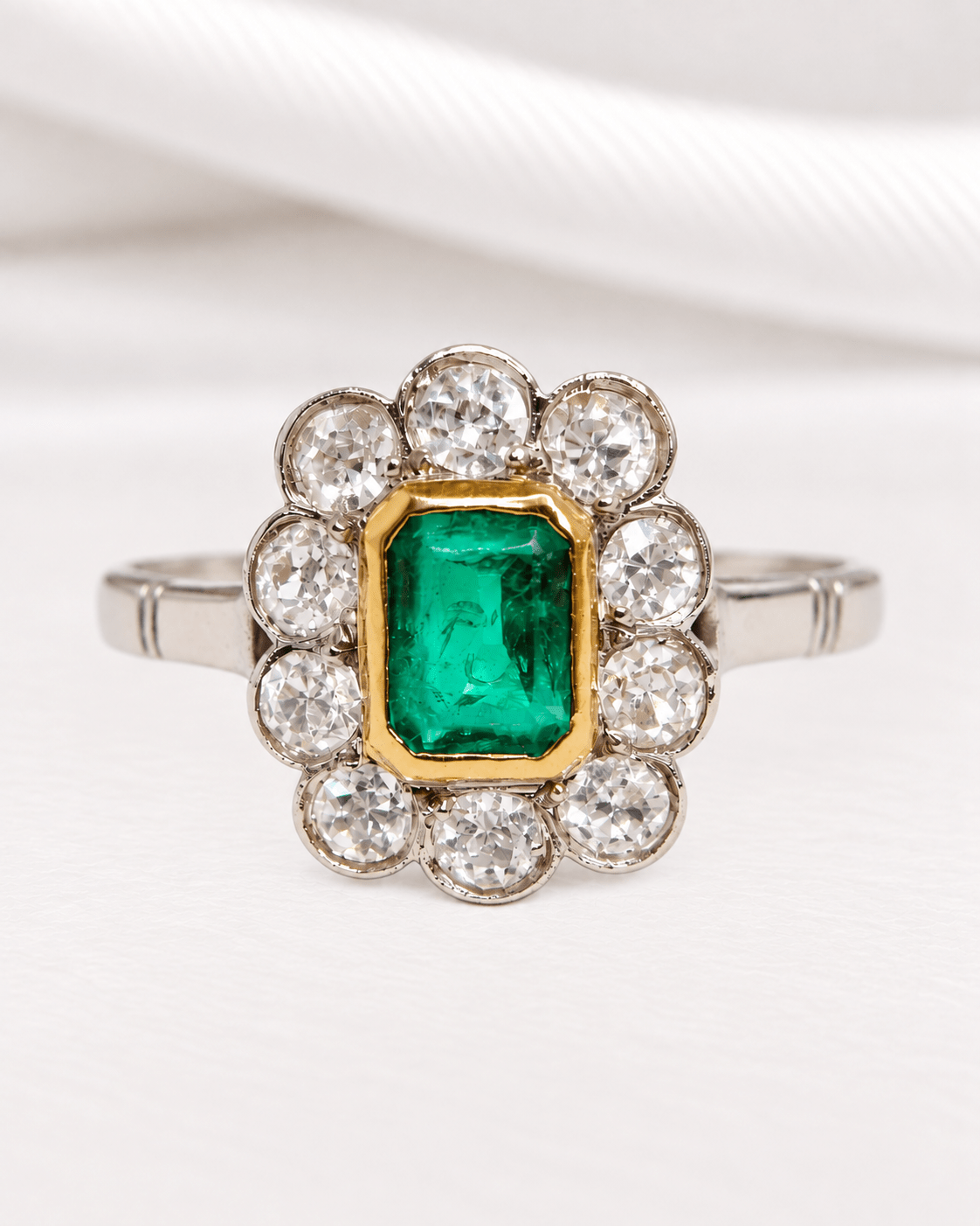 Bague Marguerite Art-Déco Émeraude 0.56 carat & Diamants 0.55 carat "Flore" - Elliade Paris