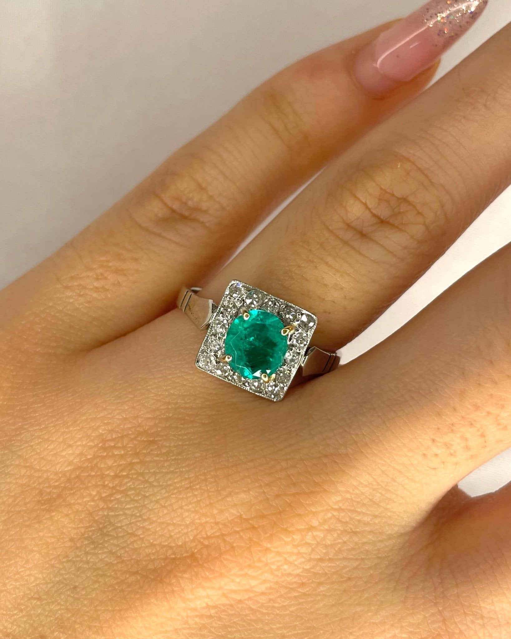 Bague Marguerite Art Déco Émeraude 0.95 carat & Diamants 0.32 carat "Eglantine" - Elliade Paris