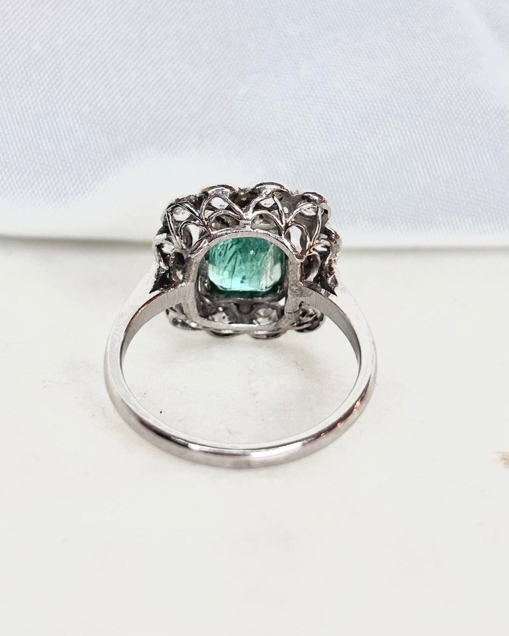 Bague Marguerite Art Déco Emeraude 2 carats & Diamants "Bertille" - Elliade Paris