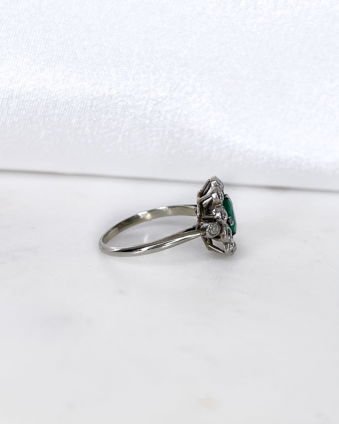 Bague Marguerite Art - Déco Émeraude et Diamants "Anastasia" - Elliade Paris