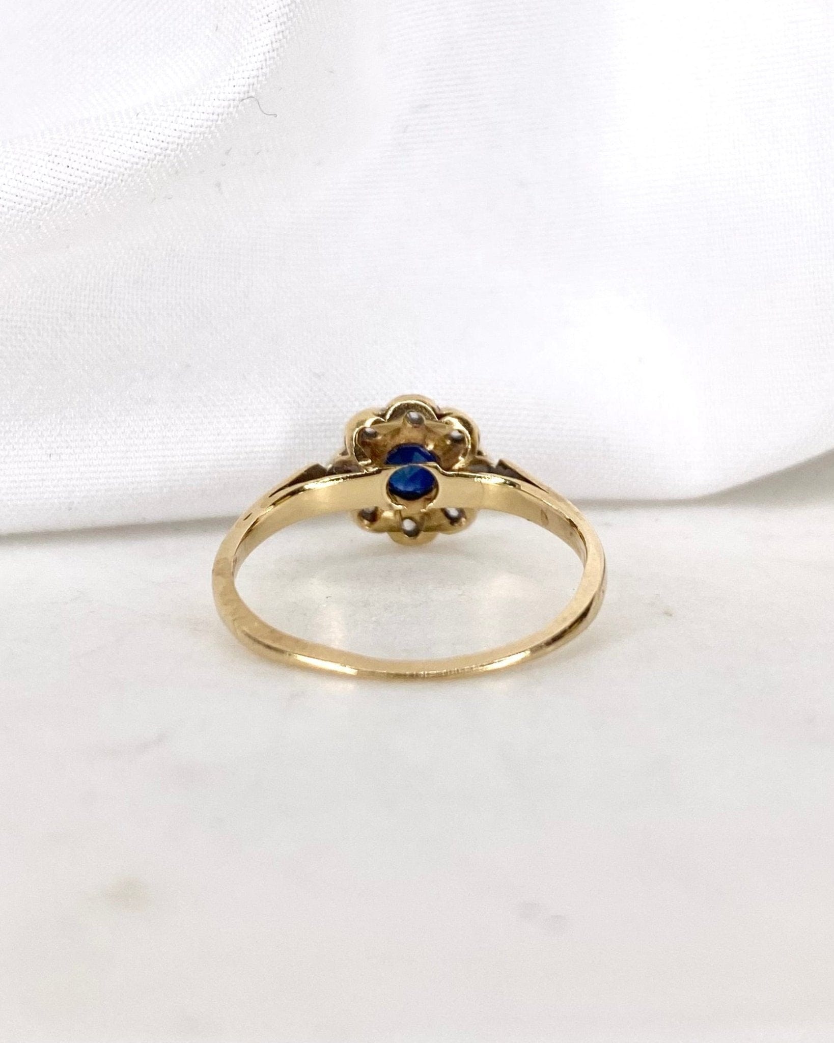 Bague Marguerite Art - Déco Saphir 0.12 carat & 8 Diamants “Nérée” - Elliade Paris