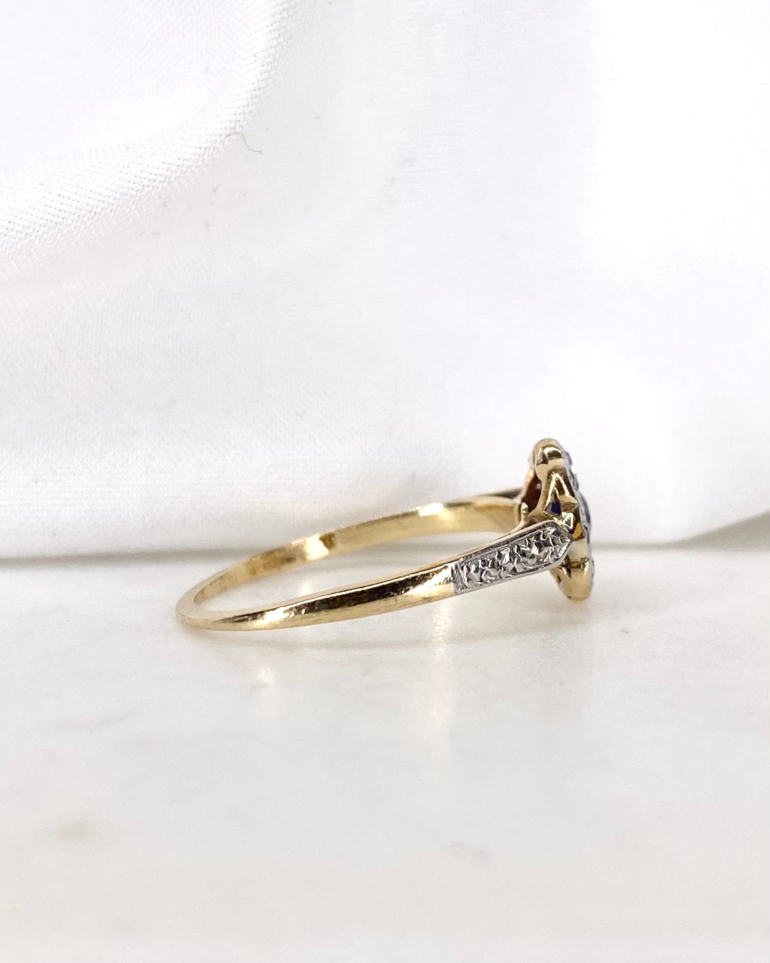 Bague Marguerite Art - Déco Saphir 0.12 carat & 8 Diamants “Nérée” - Elliade Paris