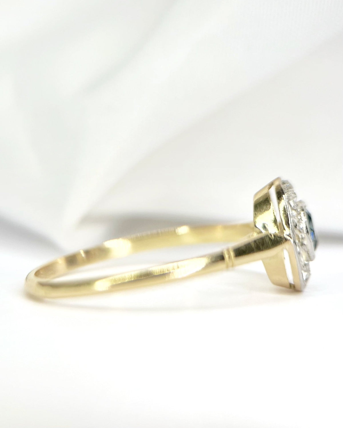 Bague Marguerite Art-Déco Saphir 0.57 carat & Diamants "Célia" - Elliade Paris