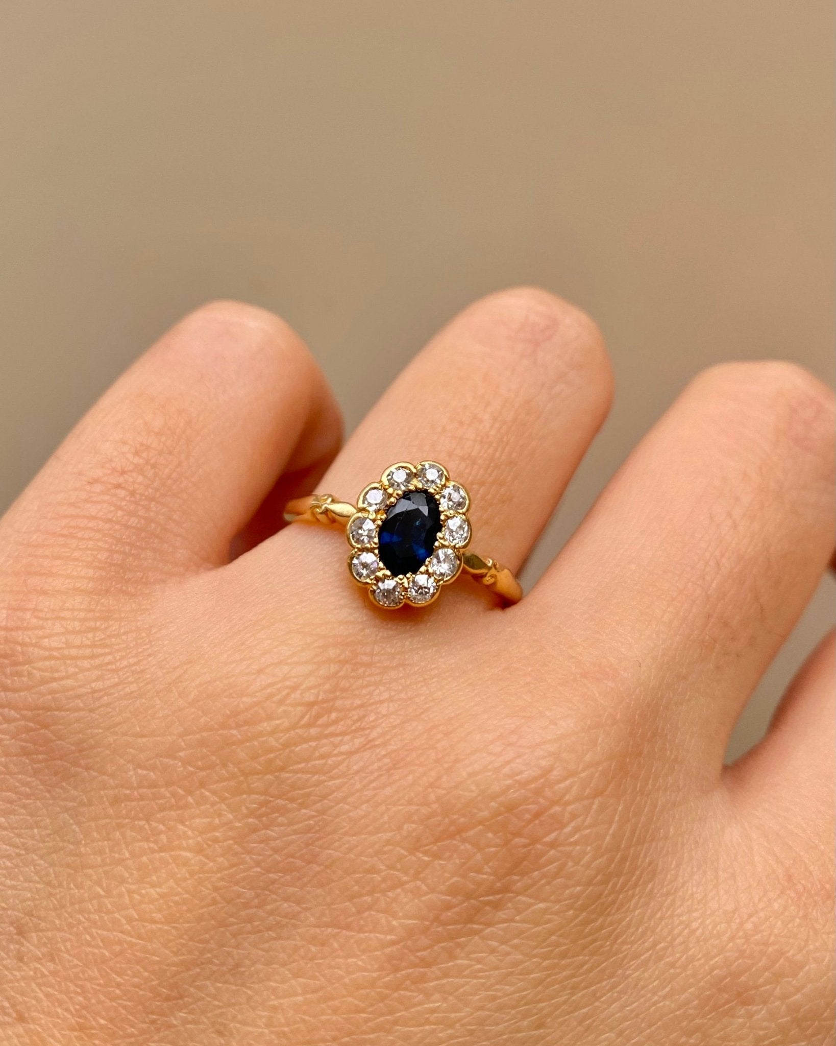 Bague Marguerite Art - déco Saphir 0.62 carat & 10 Diamants "Rafaela" - Elliade Paris