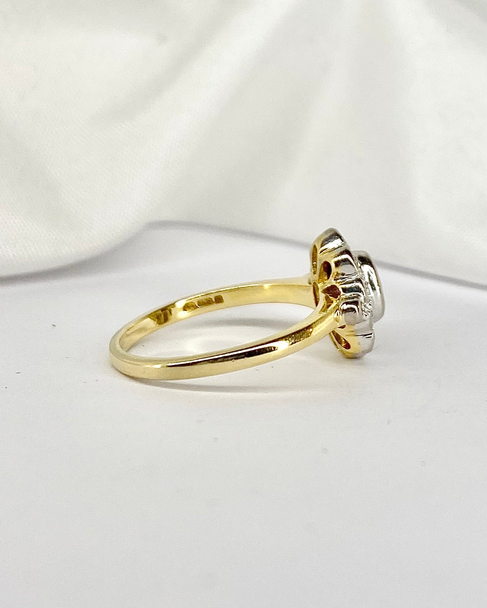 Bague Marguerite Art - déco Saphir 0.62 carat & 10 Diamants "Rafaela" - Elliade Paris