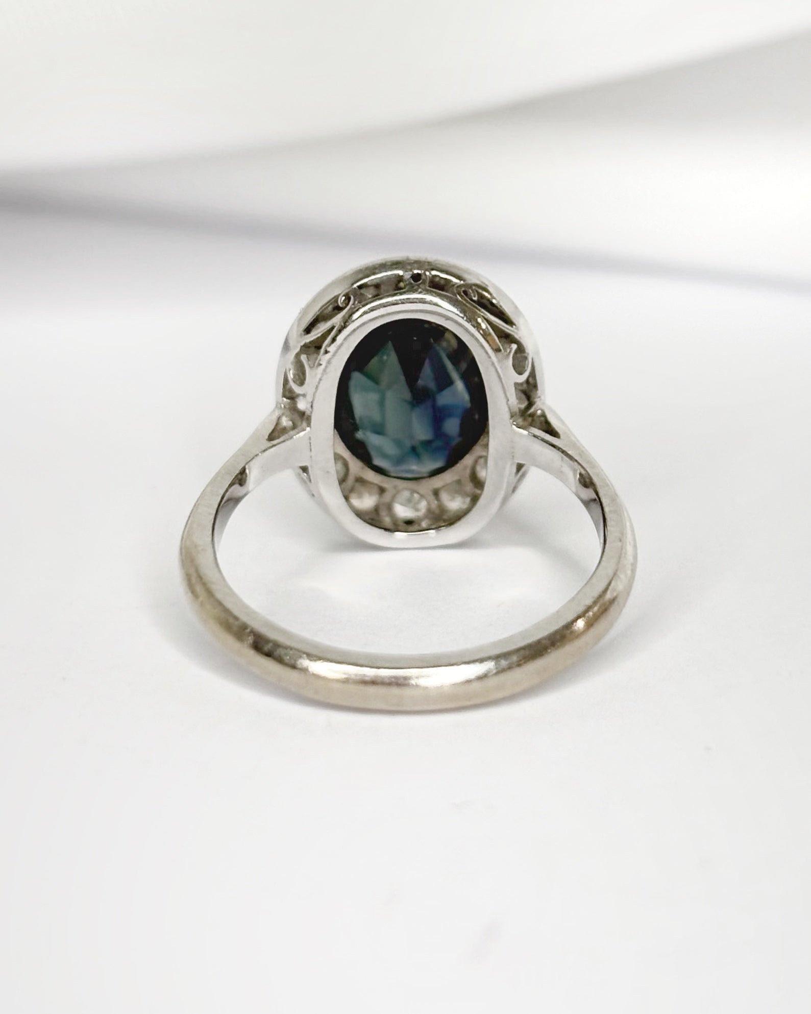 Bague Marguerite Art - Déco Saphir 2 carats & Diamants 0.32 carat "Mauricette" - Elliade Paris
