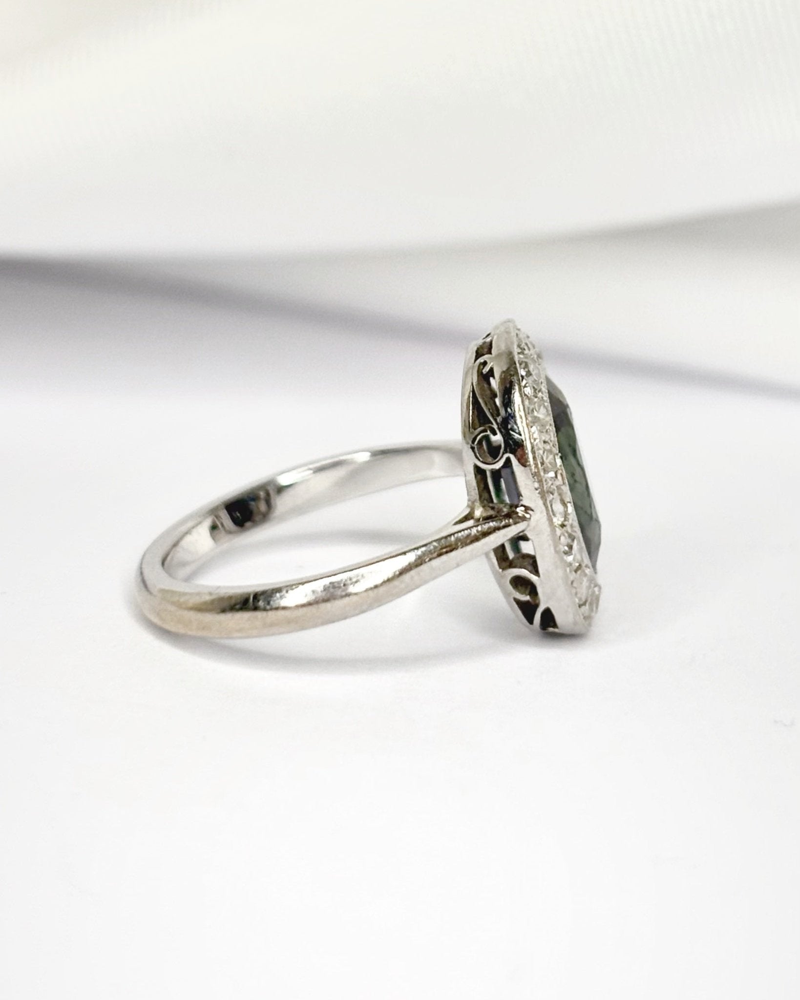 Bague Marguerite Art - Déco Saphir 2 carats & Diamants 0.32 carat "Mauricette" - Elliade Paris