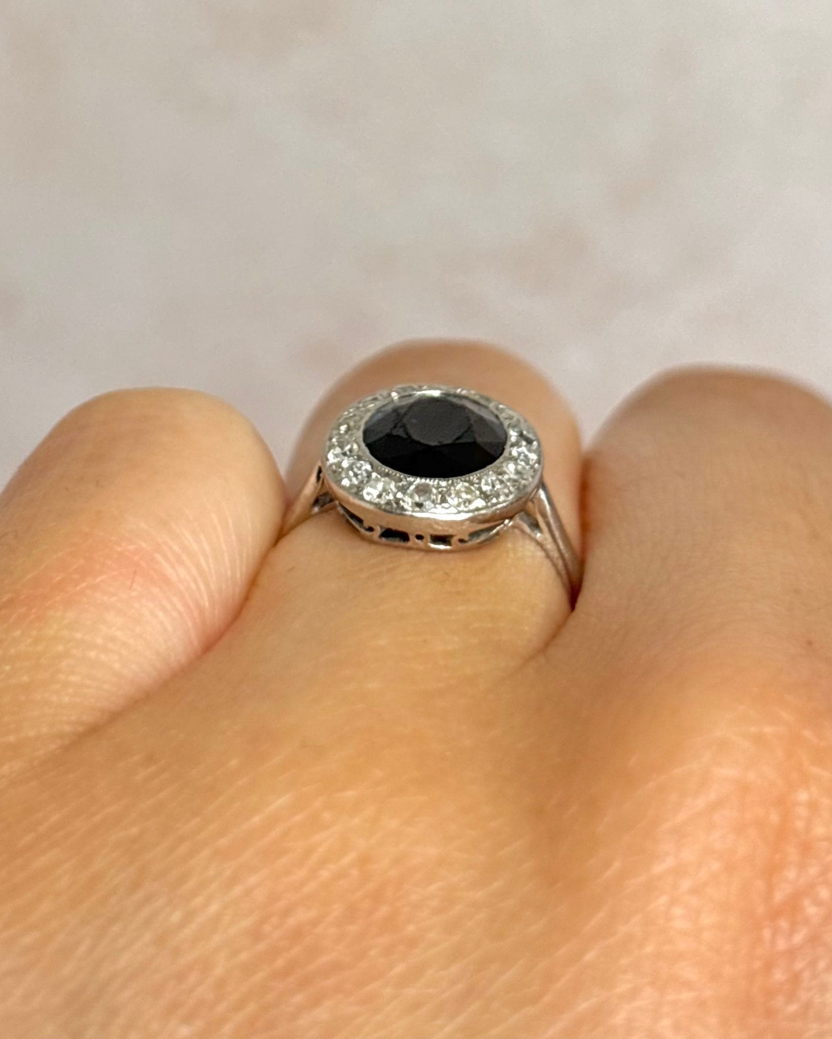 Bague Marguerite Art - Déco Saphir 2 carats & Diamants 0.32 carat "Mauricette" - Elliade Paris