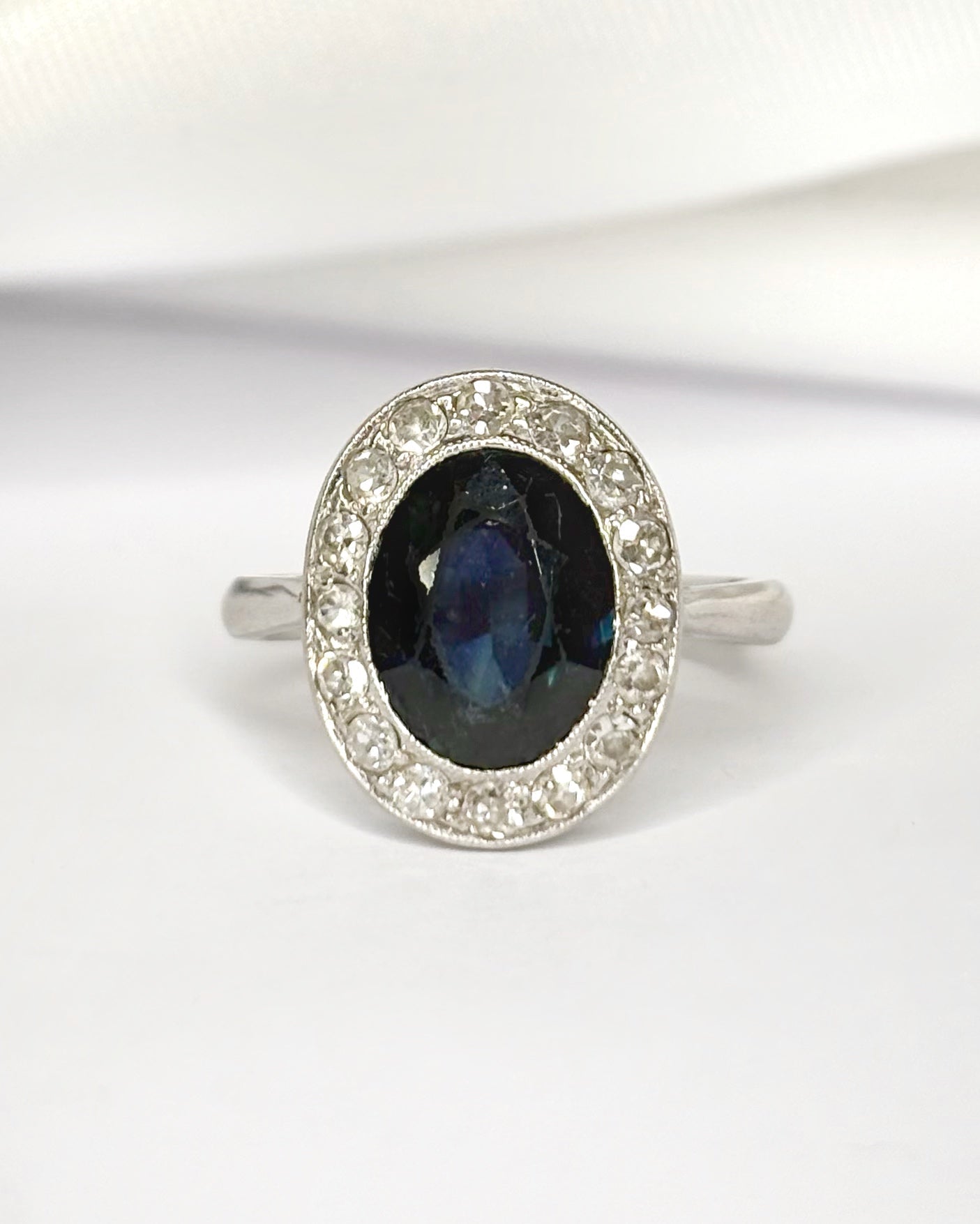 Bague Marguerite Art - Déco Saphir 2 carats & Diamants 0.32 carat "Mauricette" - Elliade Paris