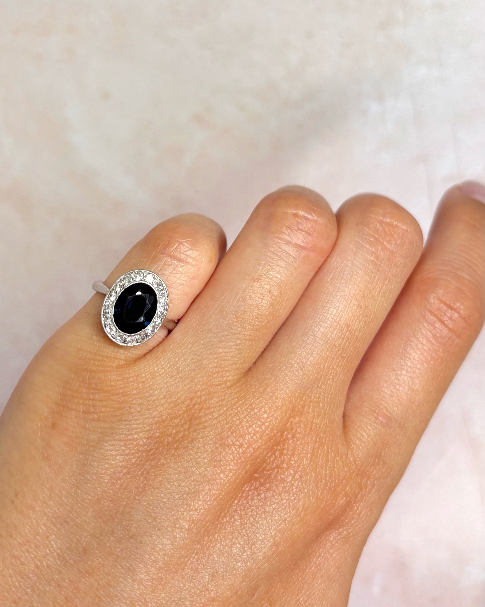 Bague Marguerite Art - Déco Saphir 2 carats & Diamants 0.32 carat "Mauricette" - Elliade Paris