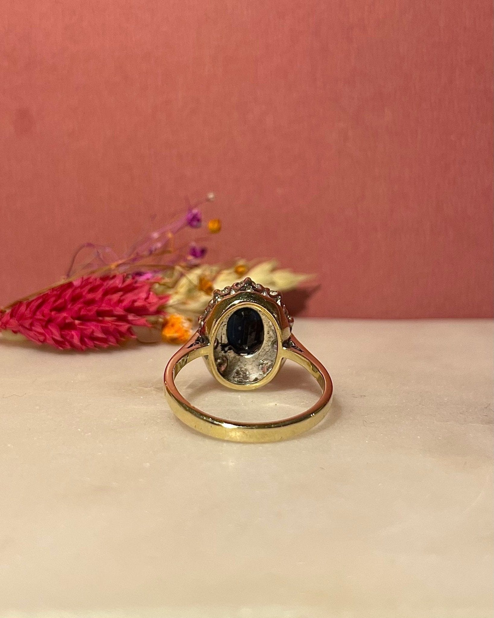 Bague Marguerite Art - Déco Saphir 3.30 Carats & Diamants "Kakis" - Elliade Paris