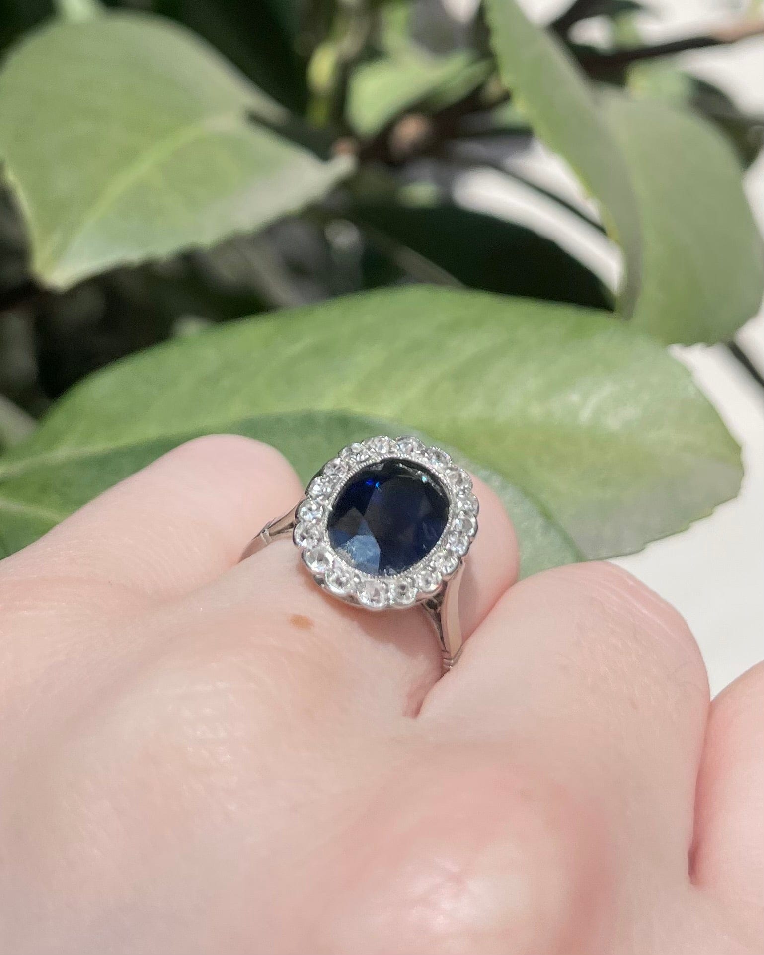 Bague Marguerite Art - Déco Saphir 3.30 Carats & Diamants "Kakis" - Elliade Paris