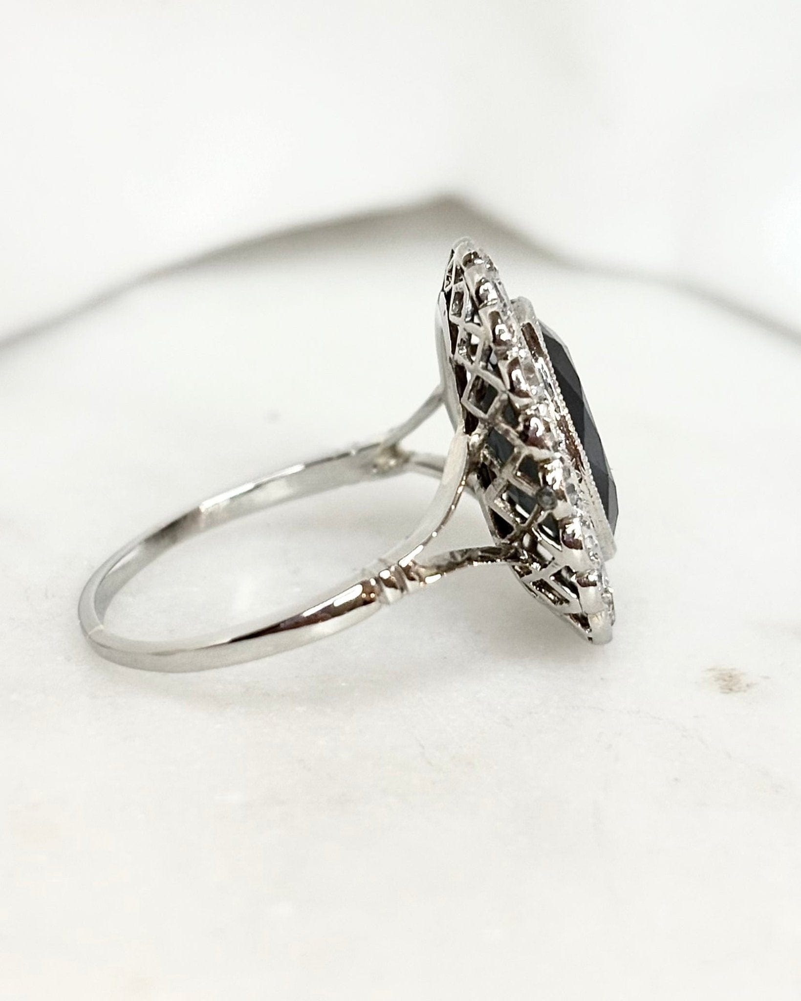 Bague Marguerite Art Déco Saphir 3.40 carats & Diamants 0.40 carat "Edmée" - Elliade Paris
