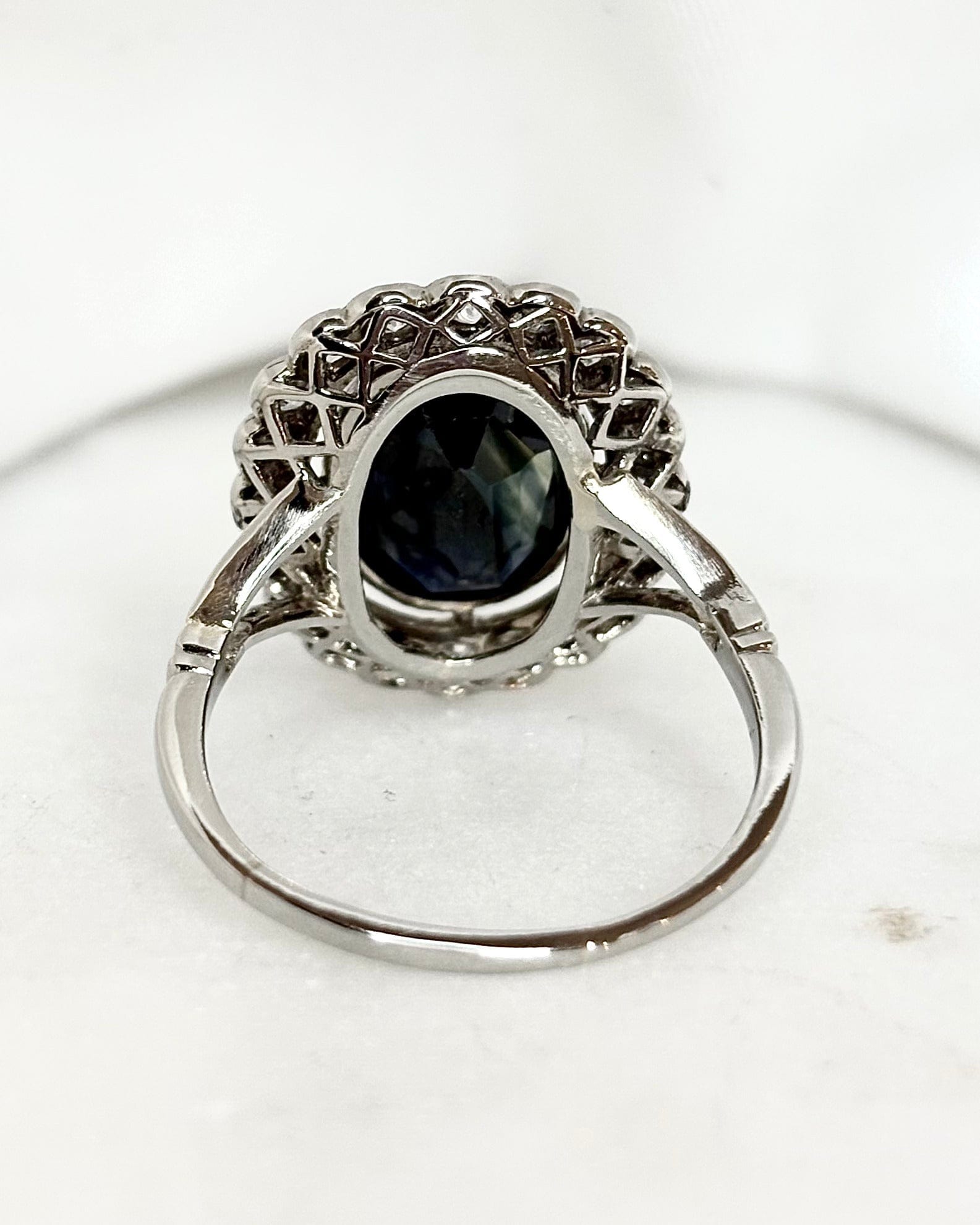 Bague Marguerite Art Déco Saphir 3.40 carats & Diamants 0.40 carat "Edmée" - Elliade Paris