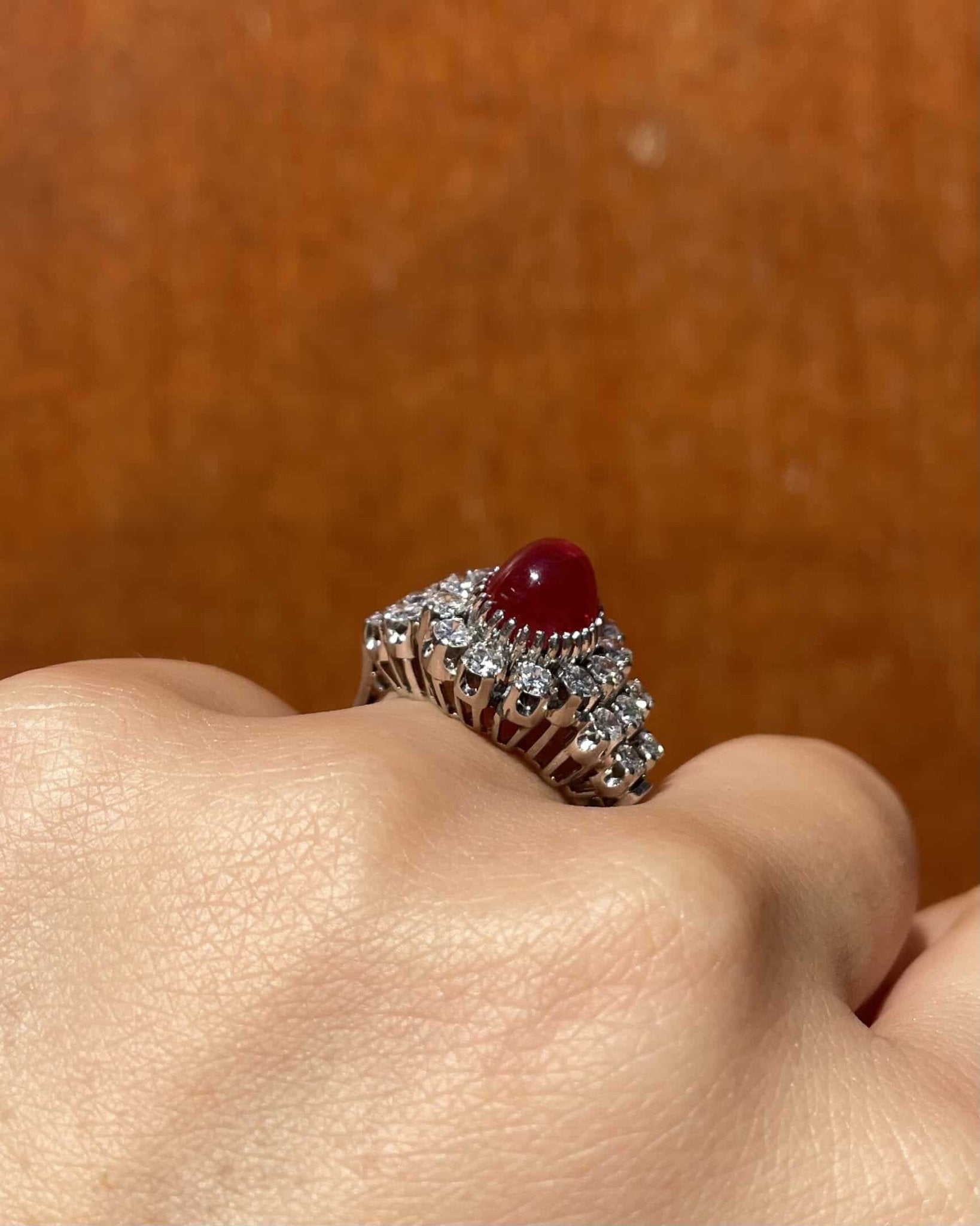 Bague Marguerite Cabochon Rubis 5.50 carats & 22 Diamants 1.20 carat "Leona" - Elliade Paris