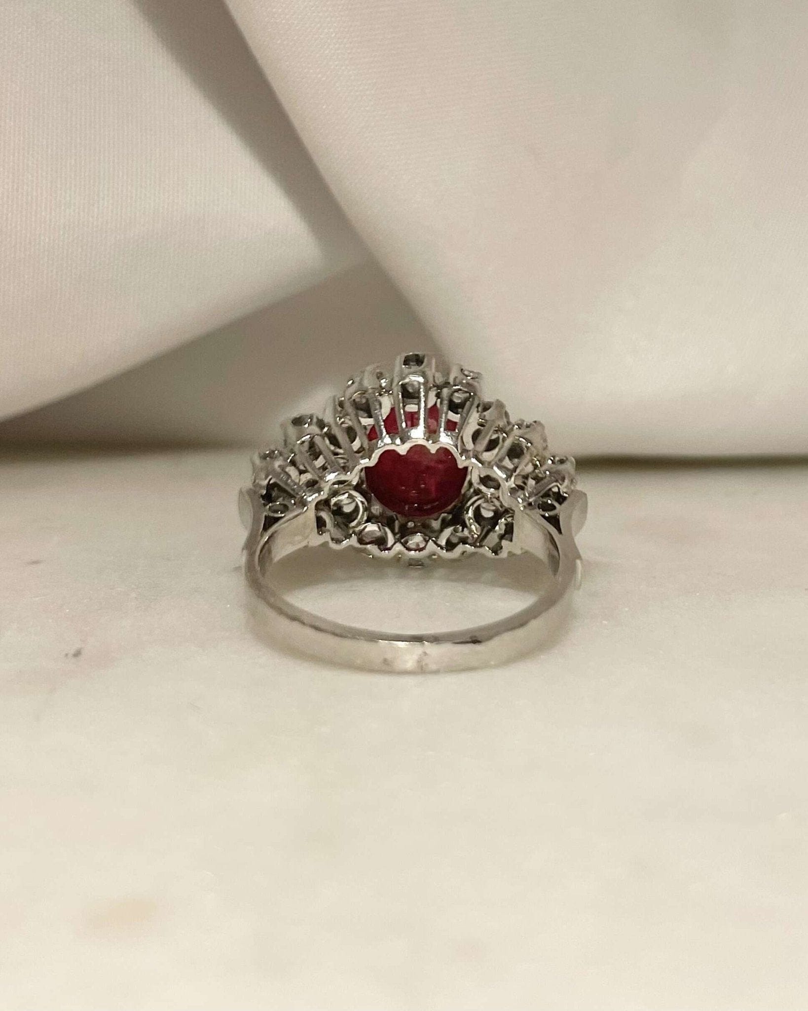 Bague Marguerite Cabochon Rubis 5.50 carats & 22 Diamants 1.20 carat "Leona" - Elliade Paris