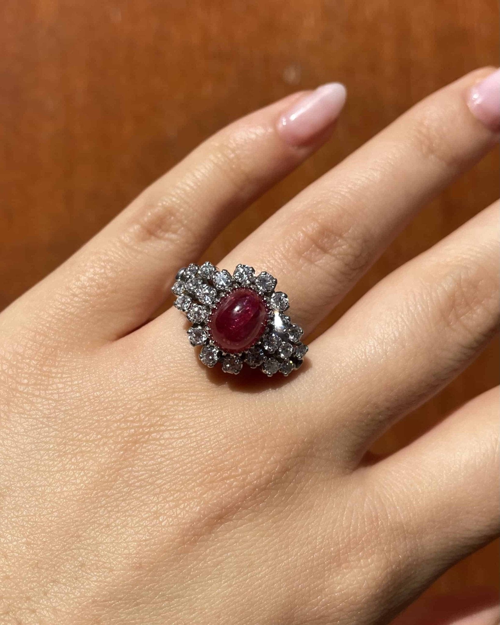 Bague Marguerite Cabochon Rubis 5.50 carats & 22 Diamants 1.20 carat "Leona" - Elliade Paris