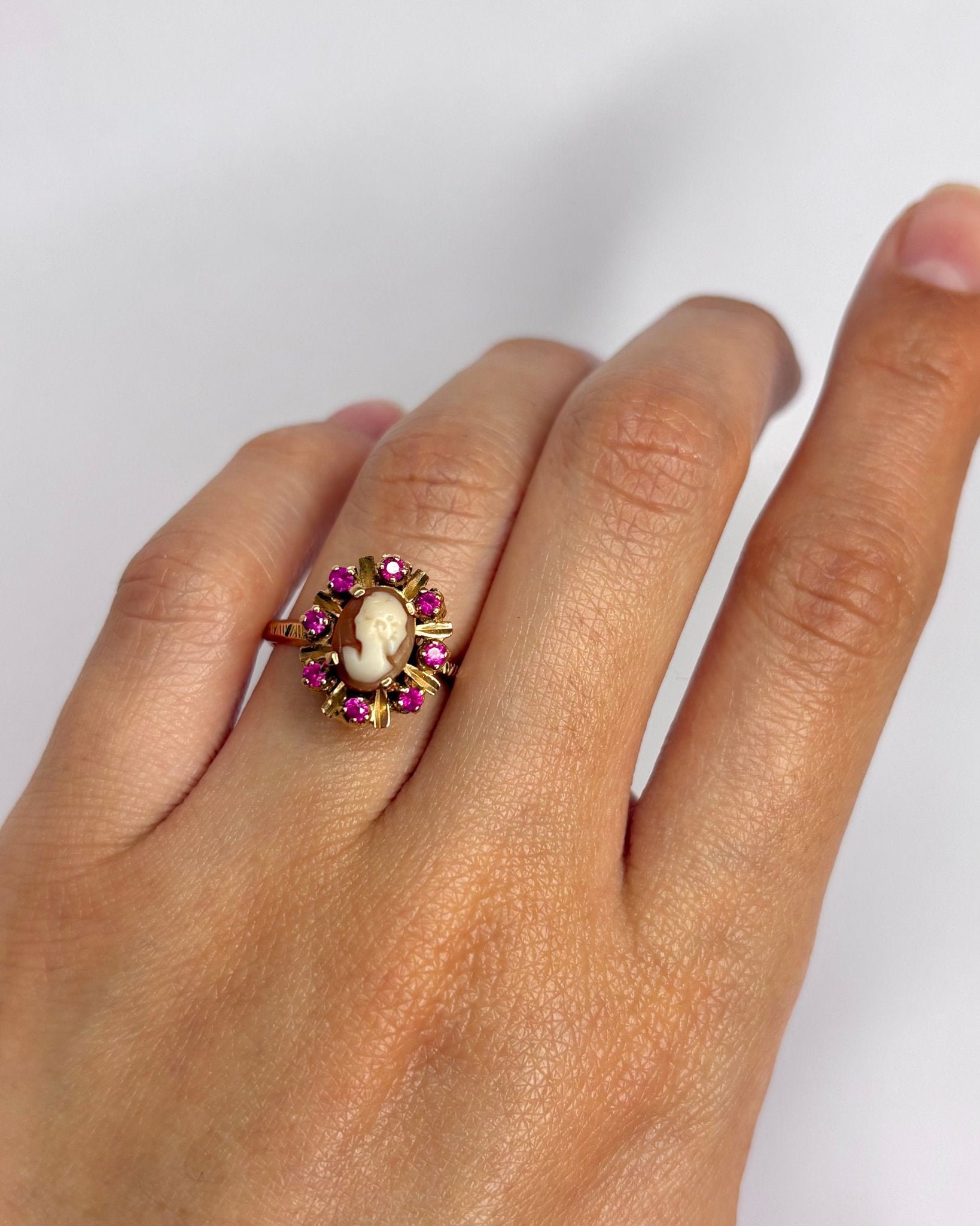 Bague Marguerite Camée & Saphirs Roses 0.56 carat "Josephine" - Elliade Paris