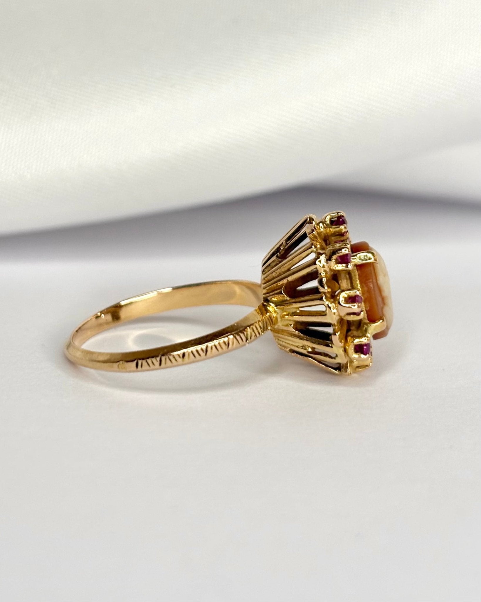 Bague Marguerite Camée & Saphirs Roses 0.56 carat "Josephine" - Elliade Paris