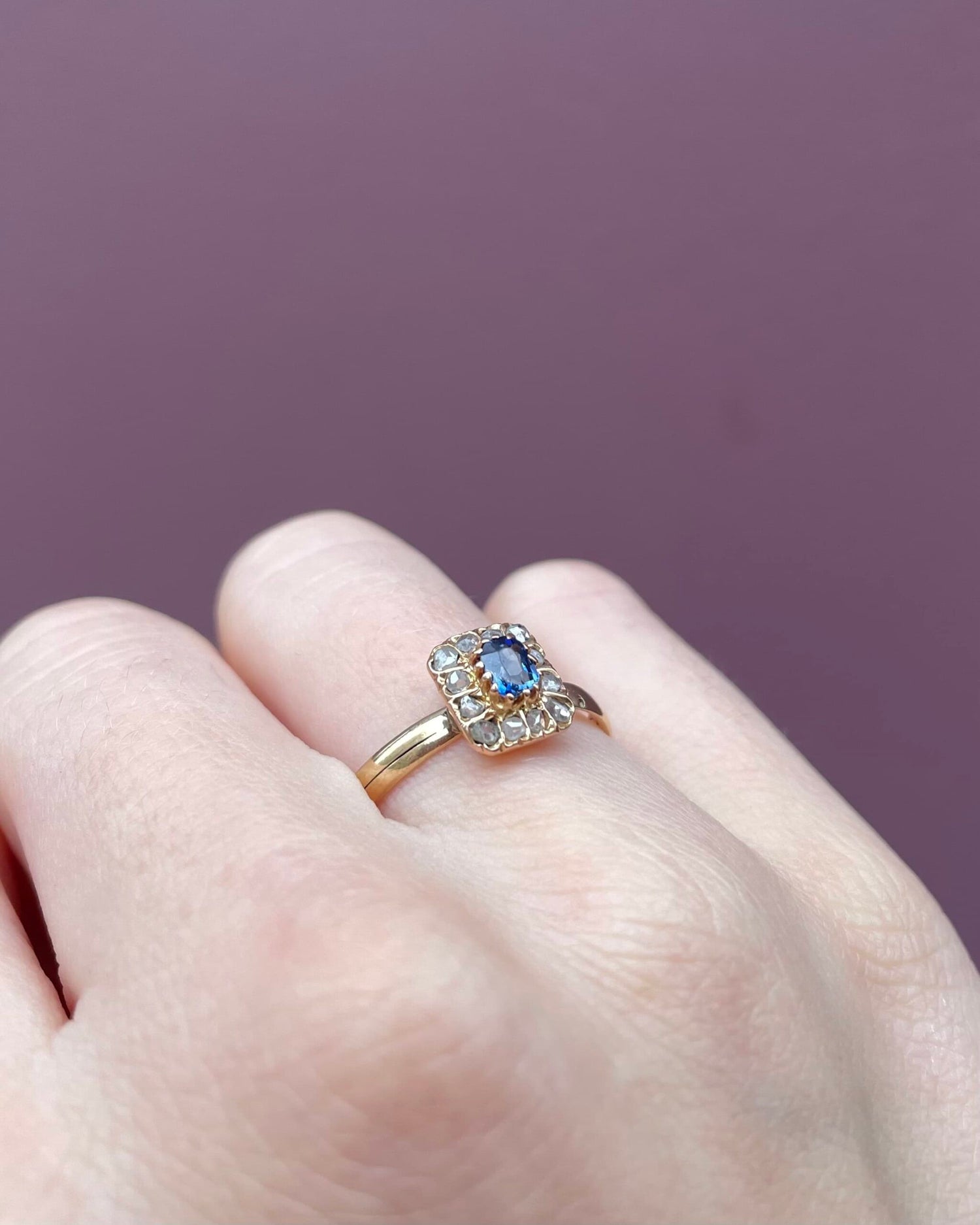 Anillo Art Déco de zafiro y diamantes con margaritas "Laurine"