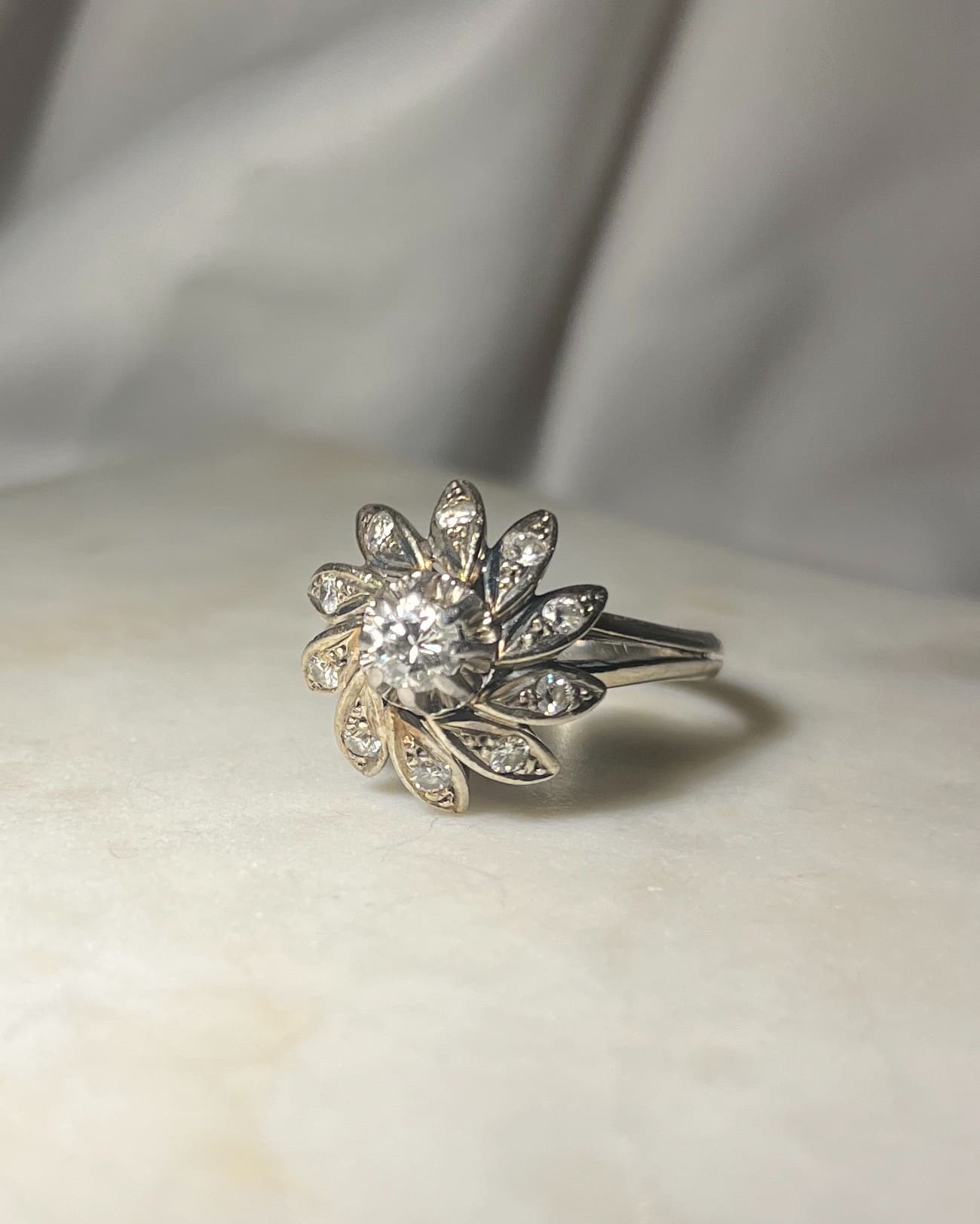 Bague Marguerite diamant 0.30 carat "Christina" - Elliade Paris